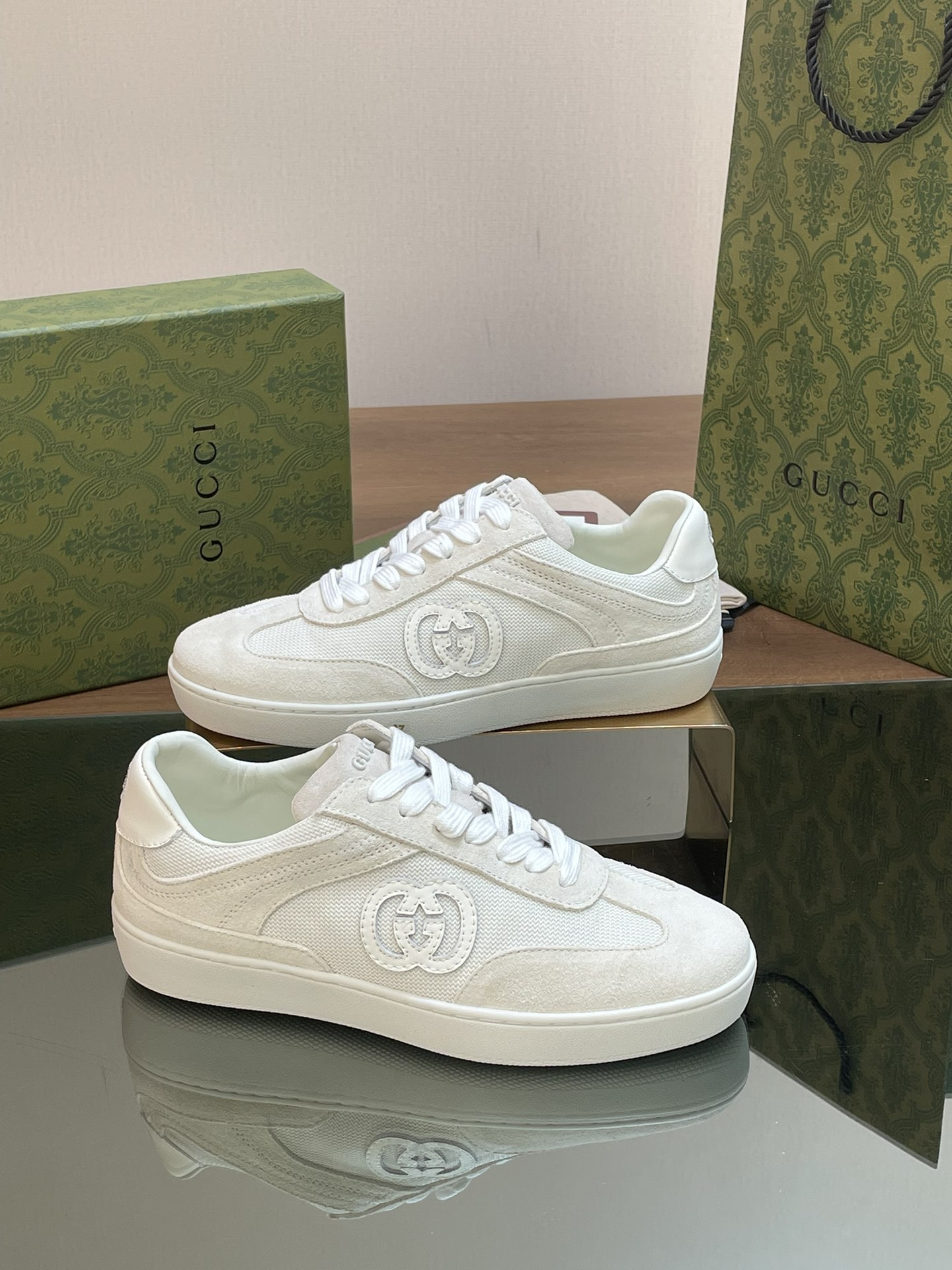 Gucci Chaussures De Skate Chaussures De Sport Blanc Unisexe Femmes Cuir de vache Caoutchouc Soie Collection printemps – été Peu importe