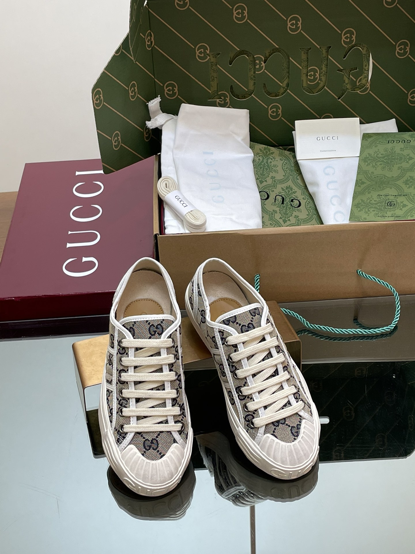 Gucci Chaussures Décontractées Bourgogne Rouge Blanc Imprimé Unisexe Toile Cuir de vache Collection printemps – été Vintage Haut bas