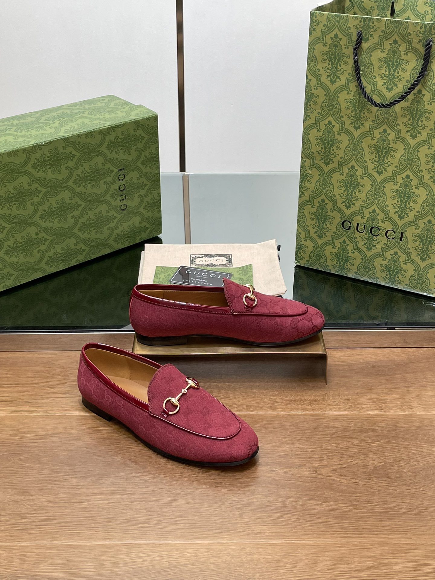 NO:650154,Gucci's new early autumn Gucci Ancola burgundy G G embroidered new color Princetown series loafers top quality, the highest version of Mule shoes G G presbyopic fabric, ingenious interpretation of the entire series of new women's shoes. The latest high-grade Ancora burgundy G G presbyopic fabric color adds charming texture to the brand's flagship items. Princetown series women's shoes, canvas fabrics are ingeniously interpreted with charm. The original fabric is customized and imported G G presbyopic woven fabric  Inner lining/foot pads: sheepskin lining. Outsole original Italian leather sole, size 35-41. (4041 custom-made, non-returnable) Packaging counter complete set of green packaging, loafers, gucci, loafers, sheepskin19860909古奇早秋新款Gucci 安可拉酒红G G刺绣新色Princetown系列乐福单鞋顶级品质 最高版慕勒鞋  G G老花面料,匠心演绎全系列全新女士鞋履.最新高级安可拉酒红的G G老花面料配色为品牌主打单品添注迷人质感.Princetown系列女鞋,帆布面料以魅力之姿匠心诠释  面料原版定制进口G G老花织布面料 内里／垫脚:羊皮里. 大底原版意大利真皮底 尺码35-41.（4041定做不退换） 包装专柜全套绿色包装,乐福鞋,gucci,loafers,sheepskin,Women's Shoes