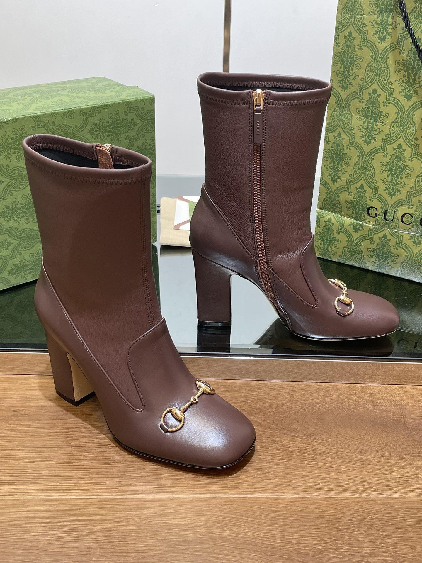 NO:490789,GuCCl high-end quality, Guccl early autumn new horse-bit elastic boots classic thick-heel square-toe ankle boots original quality! Every detail has been carefully crafted, and can be matched with ZG, with the same quality!  Original fabric custom imported calf + elastic vintage soft sheepskin. Dongguan large factory molded hardware horse buckle. Inner lining/foot pad high-end custom sheepskin lining. Heel height 9.5CM. Large sole Italian leather bottom. Size 35-42 (40 41 42 custom made, no return or exchange) Full set of high-end original packaging!  Made of leather, this horse boot is cleverly used to design elements such as square toe and three-dimensional square heel to interpret the fashionable and retro style. The collected horse buckle details are reminiscent of the brand's equestrian origin. Women's style Side zipper closure, elastic leather craftsmanship on the cylinder mouth ● Horse buckle details. Three-dimensional square heel ● 6.5 and 9.5 cm heel height ● Italian creation Green full set of high-end original packaging, boots, gucci, boots, sheepskin19860909GuCCl高端精品,古奇早秋新款马衔扣弹力靴经典粗跟方头踝靴原汁原味原单品质!每个细节皆经过精心细致打造,可与ZG对比如一,无二品质！ 面料原版定制进口小牛+弹力古软羊皮 东莞大厂开模五金马衔扣 内里／垫脚高端定制羊皮里 跟高9.5CM 大底意大利真皮底 尺码35-42（40 41 42定做,不退换） 全套原板高端包装！ 这款马靴采用皮革制作,巧妙运用方形鞋头和立体方跟等设计元素演绎时尚复古风范.典藏的马衔扣细节令人联想起品牌的马术本源. 女款 侧边拉链开合 筒口弹力皮工艺 ●马衔扣细节.立体方跟●6.5 和9.5厘米跟高●意大利创作 绿色全套高档原包装,靴子,gucci,boots,sheepskin,Women's Shoes