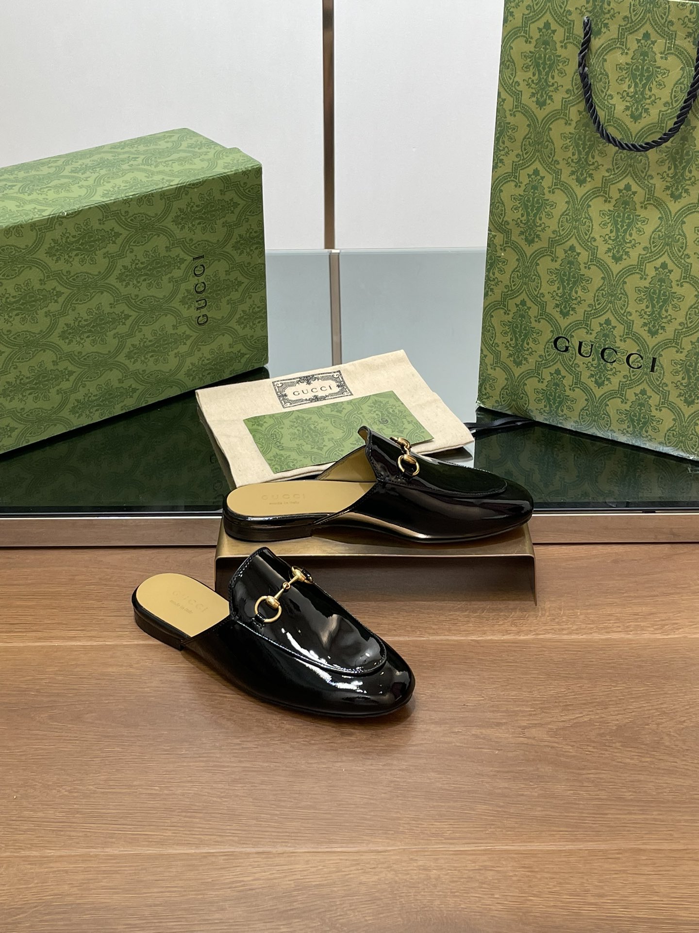 NO:650188,Gucci's new style for early autumn. Gucci's latest patent leather burgundy color matching Princetown series loafer slippers. Top quality. The highest version of Mules. The fabric is original and customized. Imported patent leather. Lining/foot pads: sheepskin lining. Original Italian genuine leather outsole. Size 35-41. (4041 custom-made, non-refundable). Full set of green packaging at the packaging counter.  As an outstanding representative of Gucci's design heritage, horsebit loafers vividly highlight classic elegance. This shoe is made of the latest burgundy patent leather, and is ingeniously integrated with classic horsebit accessories, loafers, gucci, loafers, slippers, sheepskin19860909古奇早秋新款Gucci 最新漆皮酒红配色Princetown系列乐福拖鞋顶级品质 最高版慕勒鞋 面料原版定制进口漆皮 内里／垫脚:羊皮里. 大底原版意大利真皮底 尺码35-41.（4041定做不退换） 包装专柜全套绿色包装 作为Gucci设计传承的杰出代表,马衔扣乐福拖鞋生动彰显经典优雅格调.这款鞋履甄选最新色酒红漆皮革打造,匠心融蕴经典马衔扣造型配件,乐福鞋,gucci,loafers,slippers,sheepskin,Women's Shoes