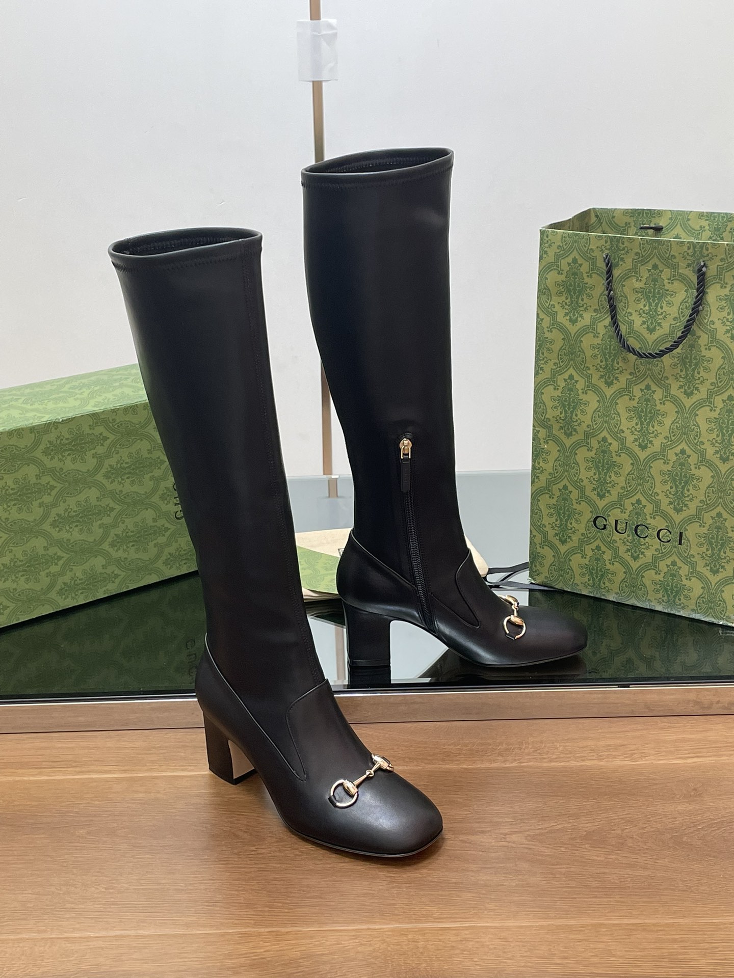 NO:490765,GuCCl high-end quality, Guccl early autumn new horse-bit elastic high boots boots long boots knee-length [Price-price] Classic thick-heel square-toe ankle boots original quality! Each detail has been carefully crafted and can be matched with ZG, with the same quality!  Original fabric custom imported calf + elastic vintage soft sheepskin. Dongguan large factory molded hardware horse buckle. Inner lining/foot pad high-end custom sheepskin lining. Heel height 6.5CM. Large sole Italian leather bottom. Size 35-42 (40 41 42 customized, no return or exchange) Full set of high-end original packaging!  Made of leather, this horse boot is cleverly used to design elements such as square toe and three-dimensional square heel to interpret the fashionable and retro style. The elongated and thin legs, slimming legs, the details of the horse buckles are reminiscent of the brand's equestrian origin. Women's style, side zipper opening and closing, cylinder elastic leather craftsmanship ● Horse buckle details. Three-dimensional square heel ● 6.5 cm heel height ● Italian creation Green full set of high-end original packaging, boots, gucci, boots, sheepskin19860909GuCCl高端精品,古奇早秋新款马衔扣弹力高筒靴长靴及膝【冲量实价】经典粗跟方头踝靴原汁原味原单品质!每个细节皆经过精心细致打造,可与ZG对比如一,无二品质！ 面料原版定制进口小牛+弹力古软羊皮 东莞大厂开模五金马衔扣 内里／垫脚高端定制羊皮里 跟高6.5CM 大底意大利真皮底 尺码35-42（40 41 42定做,不退换） 全套原板高端包装！ 这款马靴采用皮革制作,巧妙运用方形鞋头和立体方跟等设计元素演绎时尚复古风范.拉长细腿收腿瘦腿典藏的马衔扣细节令人联想起品牌的马术本源. 女款 侧边拉链开合 筒口弹力皮工艺 ●马衔扣细节.立体方跟●6.5 厘米跟高●意大利创作 绿色全套高档原包装,靴子,gucci,boots,sheepskin,Women's Shoes