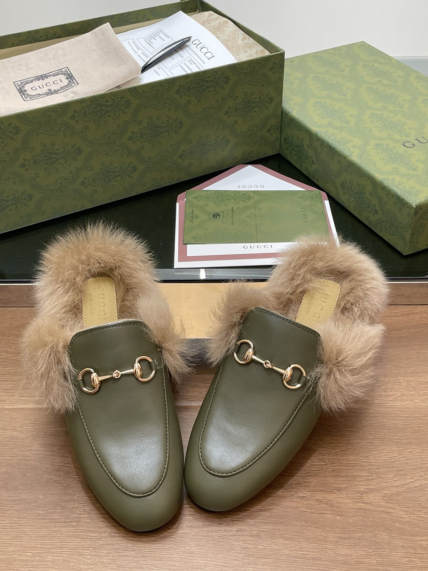 Gucci Princetown Leather Slipper with Horsebit - Luxurious Comfort 5 i1729234498 343 1