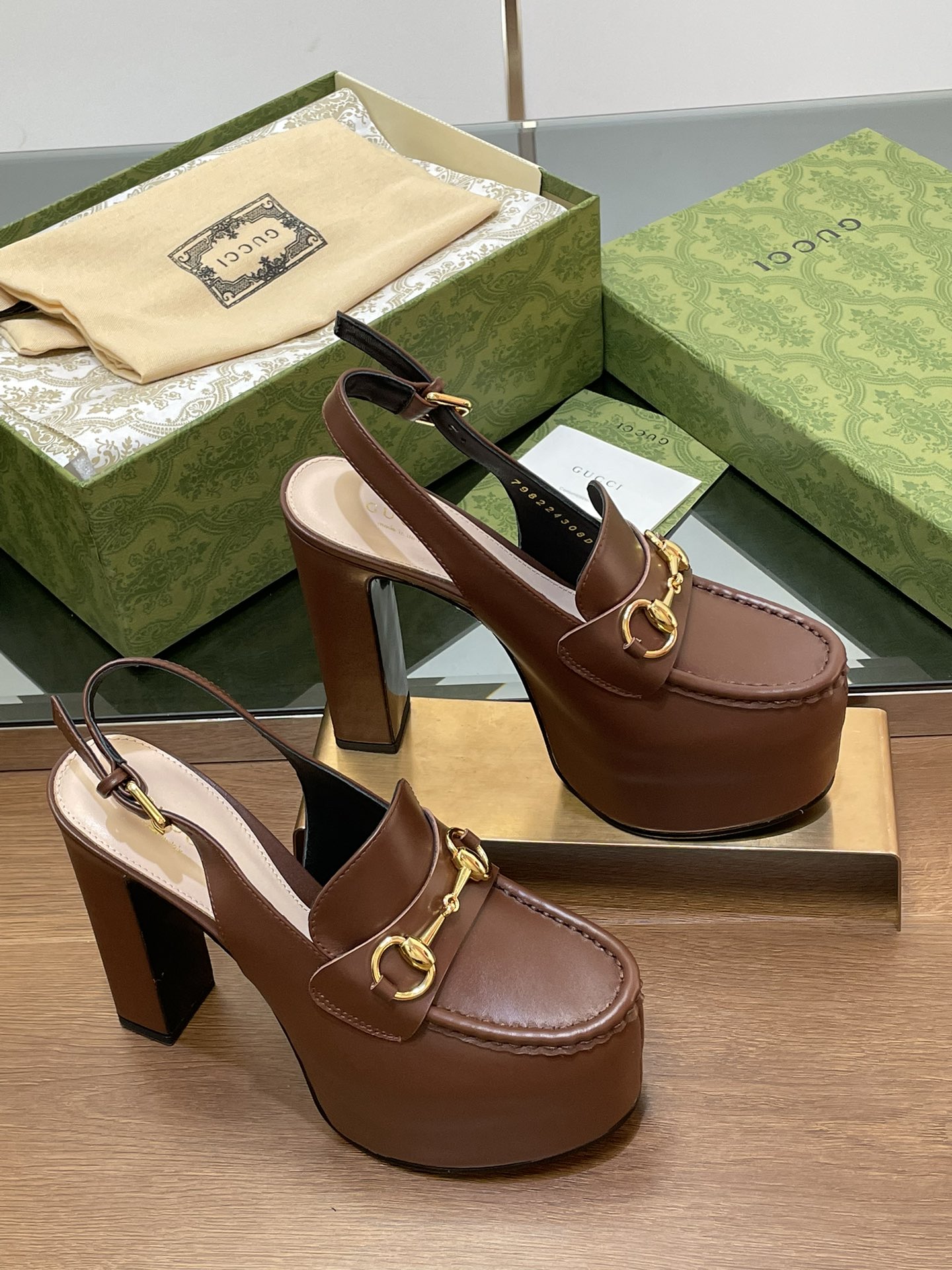 NO:490994,Gucci/Gucci autumn new waterproof platform saddle buckle horse buckle thick-soled rear lace-up loafers [flat calf leather] high-heeled thick-soled waterproof platform Mule shoes, a must-have for shoe cabinet original cover, high-end quality, the collection pattern continues to shine in Guucci's new series. The new series ingeniously presents horse buckle accessories, highlighting the brand's equestrian heritage. This women's rear lace-up shoe adopts a thick-soled high-heel design to create a stable and comfortable wearing experience, light gold tone accessories, adjustable buckles at the ankle to facilitate wear, imported calf leather GG embossed leather original 1:1 custom hardware, inner, sheepskin footbed, outsole Italian leather outsole, heel high rear heel 14cm front waterproof platform 5cm size 35-41 (4041 order) Packaging full set of green original high-end packaging  Italian creation, high heels, gucci, loafers, high heels, cowhide, sheepskin, Leather soles19860909Gucci/古奇秋季新品防水台马鞍扣 马衔扣 厚底后系带乐福鞋【平面小牛皮】高跟厚底防水台慕勒鞋,鞋柜必备款 原版套楦 高端品质 典藏图案继续在Guucci全新系列中大放异彩.全新系列匠心呈献马衔扣配件,彰显品牌马术传承.这款女士后系带鞋采用厚底高跟设计,打造稳固而舒适的穿着体验,浅金色调配件,踝部可调节搭扣开合方便穿搭 面料进口小牛皮 GG压花皮原版1:1定制五金 内里 羊皮垫脚  大底意大利真皮大底 跟高后高跟14cm 前防水台5cm 码数35-41（4041订） 包装全套绿色原版高端包装 意大利创作,高跟鞋,gucci,loafers,high heels,cowhide,sheepskin,Leather soles,Women's Shoes