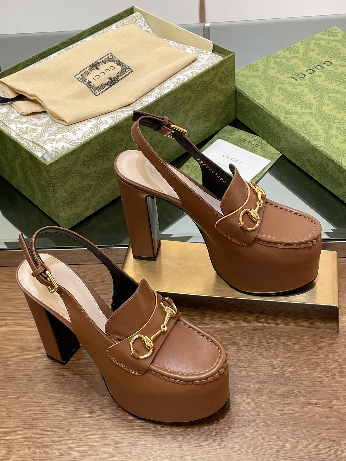 NO:491005,Gucci/Gucci autumn new waterproof platform saddle buckle horse buckle thick-soled rear lace-up loafers [flat calf leather] high-heeled thick-soled waterproof platform Mule shoes, a must-have for shoe cabinet original cover, high-end quality, the collection pattern continues to shine in Guucci's new series. The new series ingeniously presents horse buckle accessories, highlighting the brand's equestrian heritage. This women's rear lace-up shoe adopts a thick-soled high-heel design to create a stable and comfortable wearing experience, light gold tone accessories, adjustable buckles at the ankle to facilitate wear, imported calf leather GG embossed leather original 1:1 custom hardware, inner, sheepskin footbed, outsole Italian leather outsole, heel high rear heel 14cm front waterproof platform 5cm size 35-41 (4041 order) Packaging full set of green original high-end packaging  Italian creation, high heels, gucci, loafers, high heels, cowhide, sheepskin, Leather soles19860909Gucci/古奇秋季新品防水台马鞍扣 马衔扣 厚底后系带乐福鞋【平面小牛皮】高跟厚底防水台慕勒鞋,鞋柜必备款 原版套楦 高端品质 典藏图案继续在Guucci全新系列中大放异彩.全新系列匠心呈献马衔扣配件,彰显品牌马术传承.这款女士后系带鞋采用厚底高跟设计,打造稳固而舒适的穿着体验,浅金色调配件,踝部可调节搭扣开合方便穿搭 面料进口小牛皮 GG压花皮原版1:1定制五金 内里 羊皮垫脚  大底意大利真皮大底 跟高后高跟14cm 前防水台5cm 码数35-41（4041订） 包装全套绿色原版高端包装 意大利创作,高跟鞋,gucci,loafers,high heels,cowhide,sheepskin,Leather soles,Women's Shoes