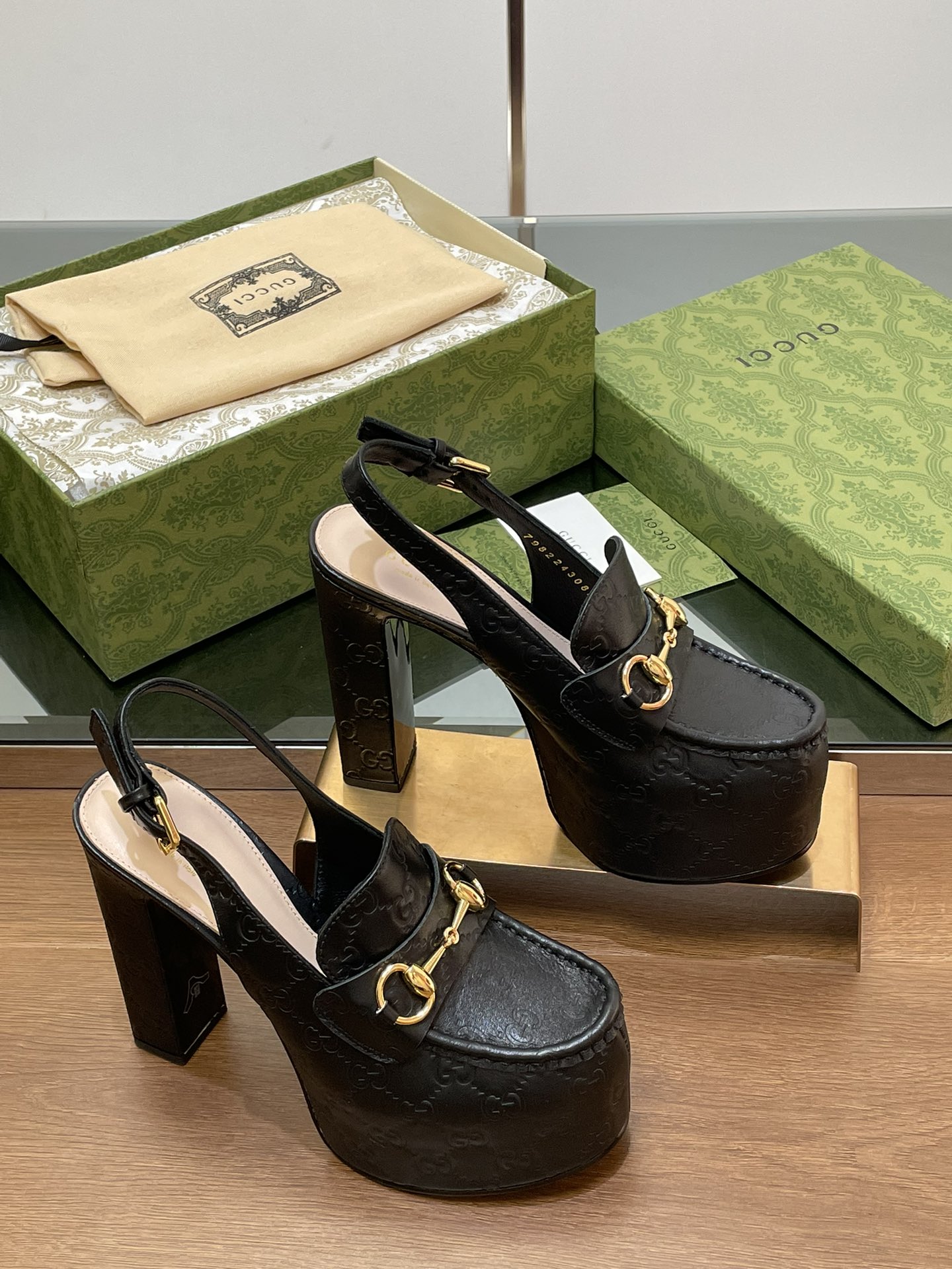 NO:490965,Gucci/Gucci autumn new waterproof platform saddle buckle horse buckle thick-soled rear lace-up loafers [matte GG embossed cowhide] high-heeled thick-soled waterproof platform Mule shoes, a must-have for shoe cabinet original cover, high-end quality, classic patterns continue to shine in Guucci's new series. The new series ingeniously presents horse buckle accessories, highlighting the brand's equestrian heritage. This women's rear lace-up shoe adopts a thick-soled high-heel design to create a stable and comfortable wearing experience, light gold tone accessories, adjustable buckles at the ankle to facilitate wear, imported matte GG embossed cowhide original 1:1 custom hardware, inner, sheepskin footbed, outsole Italian leather outsole, heel high-rear heel 14cm front waterproof platform 5cm size 35-41 (4041 order) Packaging full set of green original high-end packaging  Italian creation, high heels, gucci, loafers, high heels, cowhide, sheepskin, Leather soles19860909Gucci/古奇秋季新品防水台马鞍扣 马衔扣 厚底后系带乐福鞋【亚光GG压花牛皮】高跟厚底防水台慕勒鞋,鞋柜必备款 原版套楦 高端品质 典藏图案继续在Guucci全新系列中大放异彩.全新系列匠心呈献马衔扣配件,彰显品牌马术传承.这款女士后系带鞋采用厚底高跟设计,打造稳固而舒适的穿着体验,浅金色调配件,踝部可调节搭扣开合方便穿搭 面料进口亚光GG压花牛皮 原版1:1定制五金 内里 羊皮垫脚  大底意大利真皮大底 跟高后高跟14cm 前防水台5cm 码数35-41（4041订） 包装全套绿色原版高端包装 意大利创作,高跟鞋,gucci,loafers,high heels,cowhide,sheepskin,Leather soles,Women's Shoes