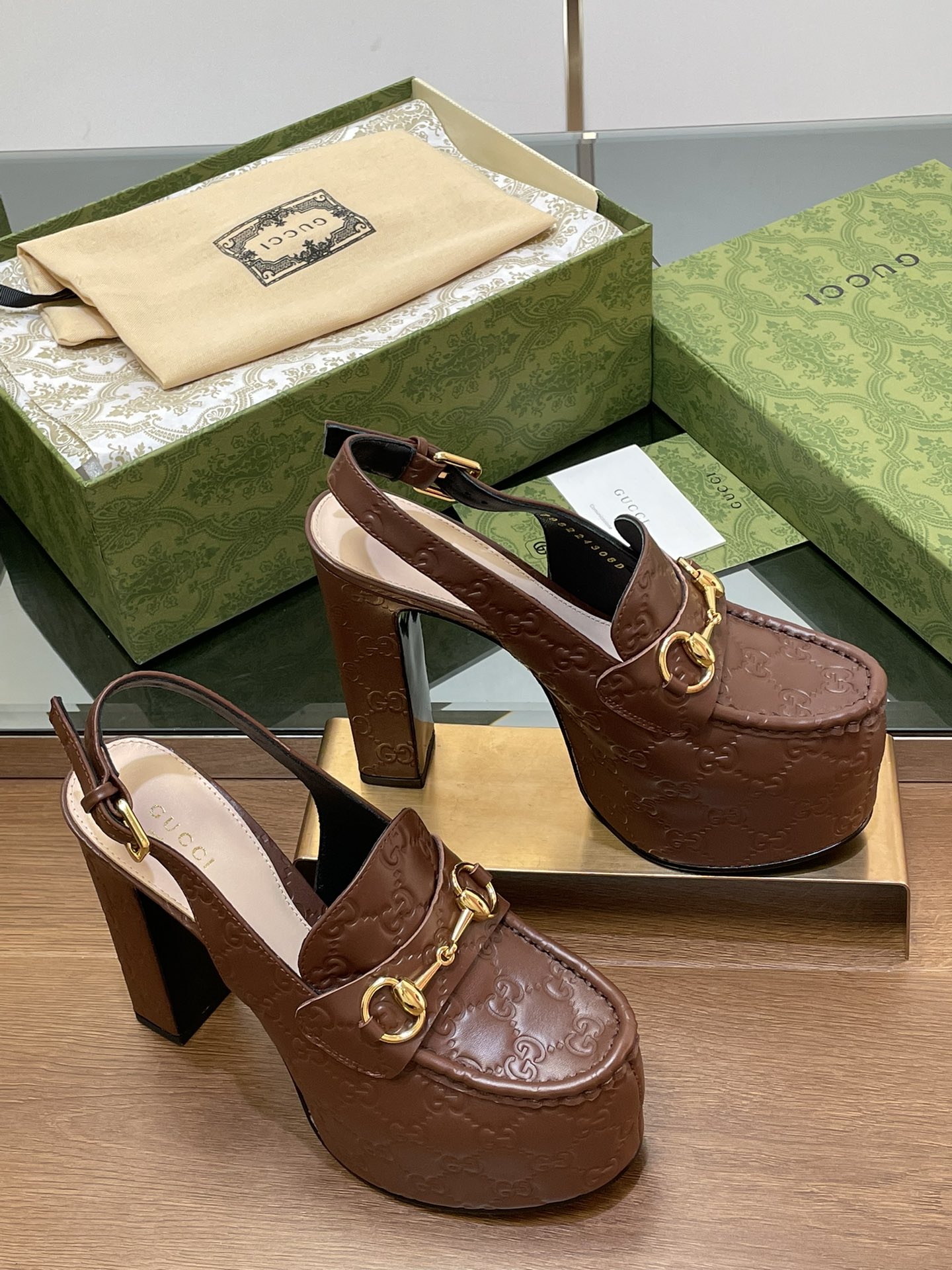 NO:490990,Gucci/Gucci autumn new waterproof platform saddle buckle horse buckle thick-soled rear lace-up loafers [matte GG embossed cowhide] high-heeled thick-soled waterproof platform Mule shoes, a must-have for shoe cabinet original cover, high-end quality, classic patterns continue to shine in Guucci's new series. The new series ingeniously presents horse buckle accessories, highlighting the brand's equestrian heritage. This women's rear lace-up shoe adopts a thick-soled high-heel design to create a stable and comfortable wearing experience, light gold tone accessories, adjustable buckles at the ankle to facilitate wear, imported matte GG embossed cowhide original 1:1 custom hardware, inner, sheepskin footbed, outsole, Italian leather outsole, heel high-rear heel 14cm front waterproof platform 5cm size 35-41 (4041 order) Packaging full set of green original high-end packaging  Italian creation, high heels, gucci, loafers, high heels, cowhide, sheepskin, Leather soles19860909Gucci/古奇秋季新品防水台马鞍扣 马衔扣 厚底后系带乐福鞋【亚光GG压花牛皮】高跟厚底防水台慕勒鞋,鞋柜必备款 原版套楦 高端品质 典藏图案继续在Guucci全新系列中大放异彩.全新系列匠心呈献马衔扣配件,彰显品牌马术传承.这款女士后系带鞋采用厚底高跟设计,打造稳固而舒适的穿着体验,浅金色调配件,踝部可调节搭扣开合方便穿搭 面料进口亚光GG压花牛皮 原版1:1定制五金 内里 羊皮垫脚  大底意大利真皮大底 跟高后高跟14cm 前防水台5cm 码数35-41（4041订） 包装全套绿色原版高端包装 意大利创作,高跟鞋,gucci,loafers,high heels,cowhide,sheepskin,Leather soles,Women's Shoes