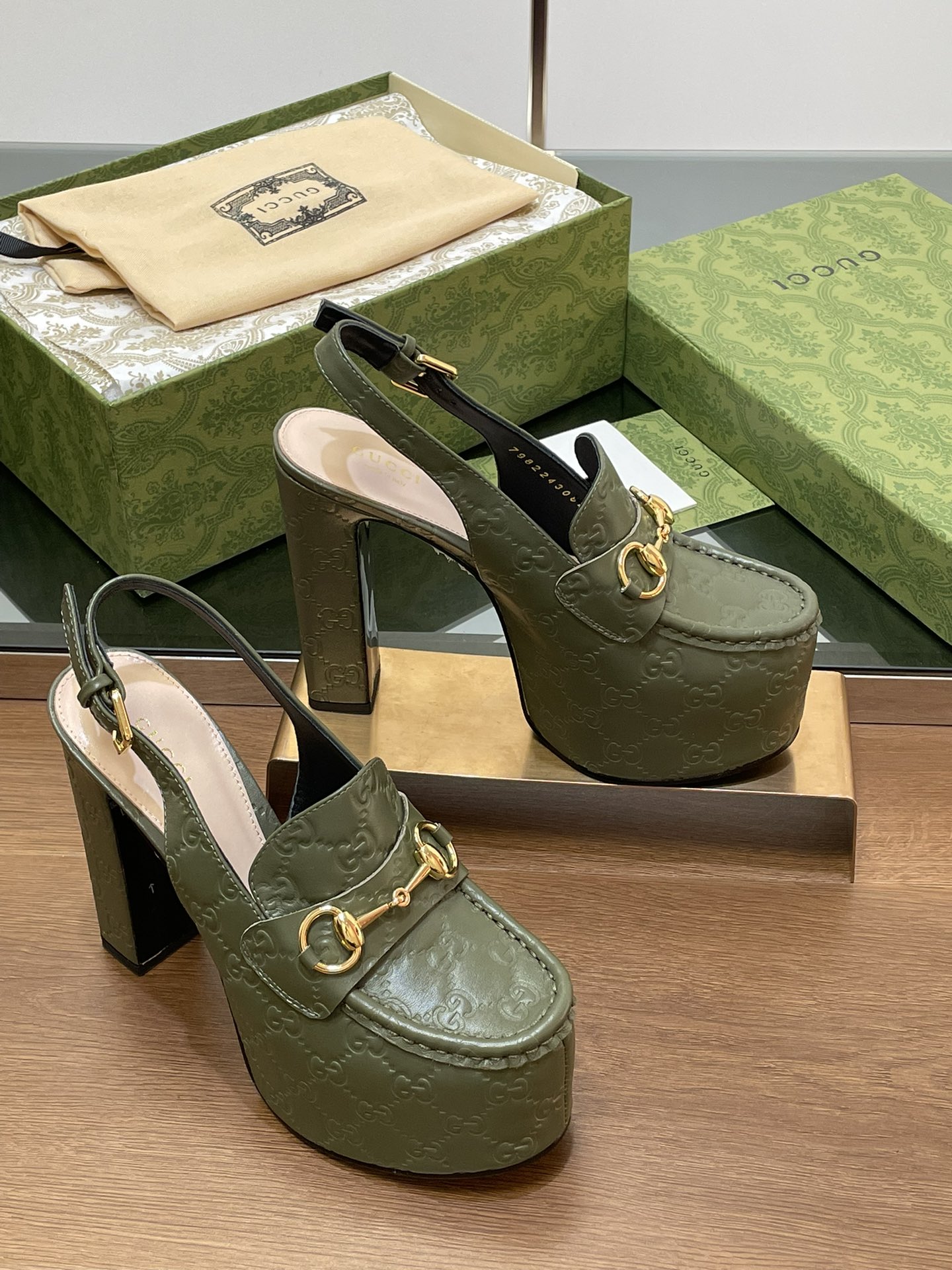 NO:491010,Gucci/Gucci autumn new waterproof platform saddle buckle horse buckle thick-soled rear lace-up loafers [matte GG embossed cowhide] high-heeled thick-soled waterproof platform Mule shoes, a must-have for shoe cabinet original cover, high-end quality, classic patterns continue to shine in Guucci's new series. The new series ingeniously presents horse buckle accessories, highlighting the brand's equestrian heritage. This women's rear lace-up shoe adopts a thick-soled high-heel design to create a stable and comfortable wearing experience, light gold tone accessories, adjustable buckles at the ankle to facilitate wear, imported matte GG embossed cowhide original 1:1 custom hardware, inner, sheepskin footbed, outsole Italian leather outsole, heel high-rear heel 14cm front waterproof platform 5cm size 35-41 (4041 order) Packaging full set of green original high-end packaging  Italian creation, high heels, gucci, loafers, high heels, cowhide, sheepskin, Leather soles19860909Gucci/古奇秋季新品防水台马鞍扣 马衔扣 厚底后系带乐福鞋【亚光GG压花牛皮】高跟厚底防水台慕勒鞋,鞋柜必备款 原版套楦 高端品质 典藏图案继续在Guucci全新系列中大放异彩.全新系列匠心呈献马衔扣配件,彰显品牌马术传承.这款女士后系带鞋采用厚底高跟设计,打造稳固而舒适的穿着体验,浅金色调配件,踝部可调节搭扣开合方便穿搭 面料进口亚光GG压花牛皮 原版1:1定制五金 内里 羊皮垫脚  大底意大利真皮大底 跟高后高跟14cm 前防水台5cm 码数35-41（4041订） 包装全套绿色原版高端包装 意大利创作,高跟鞋,gucci,loafers,high heels,cowhide,sheepskin,Leather soles,Women's Shoes