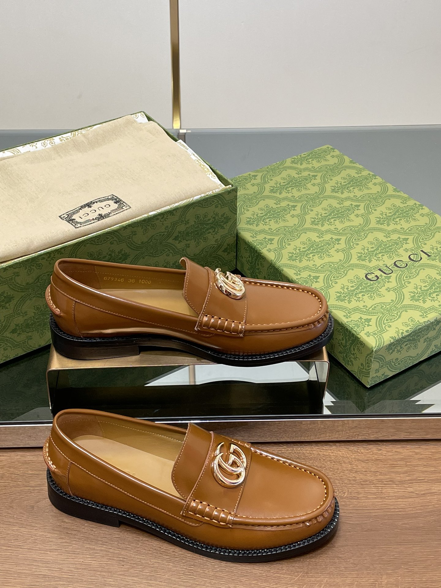 NO:168222,[Start to take orders] New style single shoes for women in early spring, gold double G-buckle loafers, top version, welcome to compare. Original custom upper imported beads, footbed silk cowhide, sole, top Italian genuine leather sole   genuine leather edge, heel height 2.5Cm, metallic gold GucCi double G-buckle logo, code 35-42 (41/40/42 custom made without return) Packaging original full set of red new packaging This loafer is made of soft high-quality bead leather, ingeniously crafted by, the double G logo injects brand identity into the modern design of this classic loafer style, loafers, gucci, loafers, cowhide19860909【开始接单】早春新款单鞋女士金色双G扣乐福鞋 顶级版本、欢迎比对. 鞋面原版定制进口开边珠 垫脚丝绸牛皮 鞋底意大利顶级真皮底  真皮沿条边 跟高2.5Cm 金属金色GucCi双G扣标识 配码35-42（41/40/42定做不退换） 包装原版全套红色新包装 这款乐福鞋采用柔软的优质开边珠皮匠心打造,双G标识为这一经典乐福鞋款式的现代设计注入品牌标识底蕴,乐福鞋,gucci,loafers,cowhide,Women's Shoes