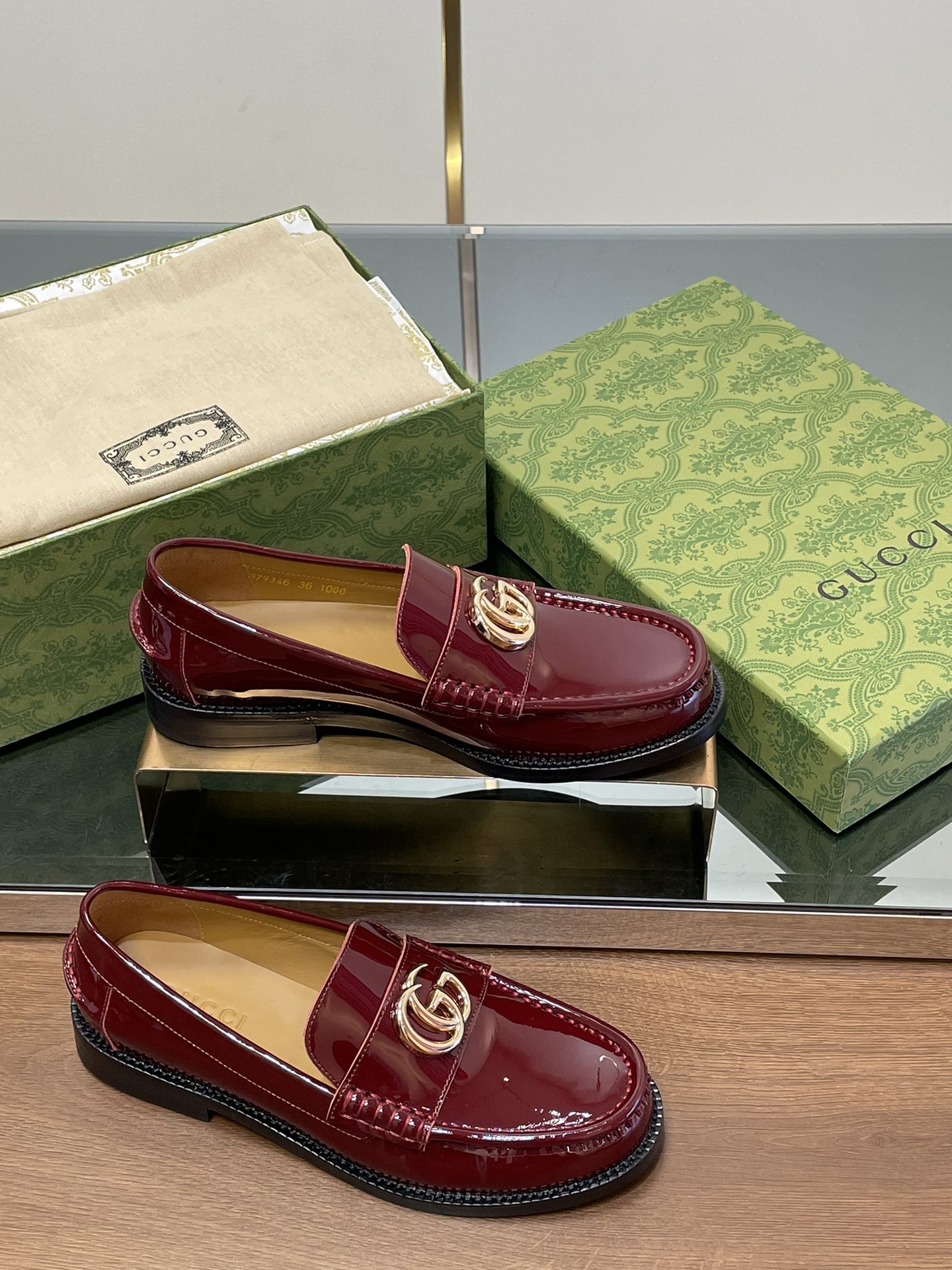 NO:168206,[Start to take orders] New style single shoes for women in early spring, gold double G-buckle loafers, top version, welcome to compare. Original custom upper imported beads, footbed silk cowhide, sole, top Italian genuine leather sole   genuine leather edge, heel height 2.5Cm, metallic gold GucCi double G-buckle logo, code 35-42 (41/40/42 custom made without return) Packaging original full set of red new packaging This loafer is made of soft high-quality bead leather, ingeniously crafted by, the double G logo injects brand identity into the modern design of this classic loafer style, loafers, gucci, loafers, cowhide19860909【开始接单】早春新款单鞋女士金色双G扣乐福鞋 顶级版本、欢迎比对. 鞋面原版定制进口开边珠 垫脚丝绸牛皮 鞋底意大利顶级真皮底  真皮沿条边 跟高2.5Cm 金属金色GucCi双G扣标识 配码35-42（41/40/42定做不退换） 包装原版全套红色新包装 这款乐福鞋采用柔软的优质开边珠皮匠心打造,双G标识为这一经典乐福鞋款式的现代设计注入品牌标识底蕴,乐福鞋,gucci,loafers,cowhide,Women's Shoes