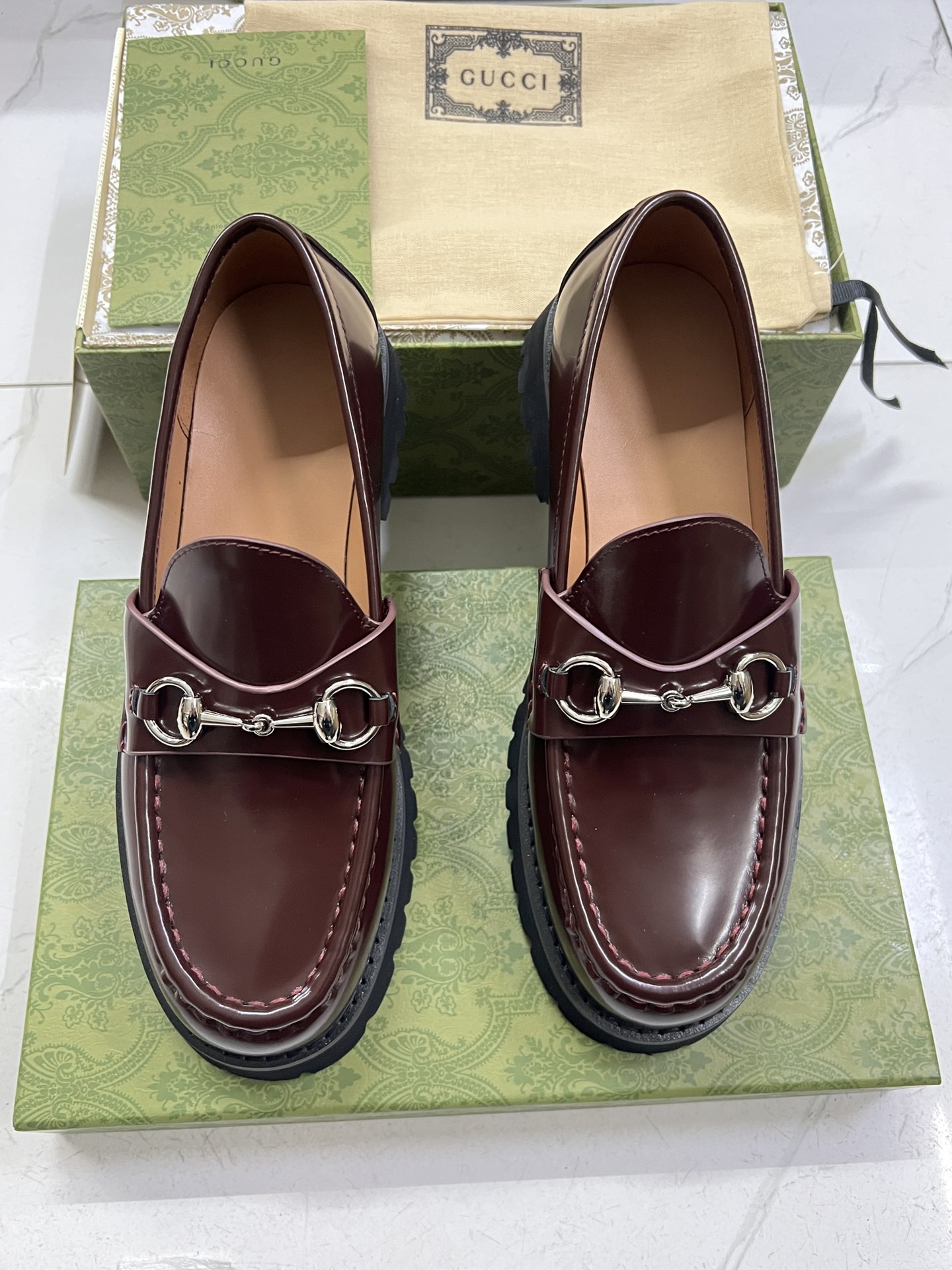 NO:168210,[Start to take order] The latest GUCCI silver palladium-gold horse buckle thick-soled loafers purchasing level in autumn and winter, high-end boutique tips. This loafer shoes are exquisitely integrated into the fashion elements of the boots and soft top shoe design, and are matched with a lightweight foam rubber grooved sole, which complements the elegant gallery shape. Classic horse buckle styling accessories double the charm of the entire design, injecting exquisite and exquisite atmosphere into daily shoes. Fabric imported edge beads   matched with palladium-gold silver horse buckles, inner/foot-up silk cowhide, outsole 1:1 mold developed rubber foam high-tough sole, leather edge strips on the edge, absolutely not deadly and hard, and will never collapse. All materials and craftsmanship are consistent with the Y version Size 35-39 standard size 4041 custom made heel height 4.5CM  Packaging counter high-end packaging, loafers, gucci, loafers, boots, cowhide19860909【开始接单】秋冬最新GUCCI银色钯金马衔扣厚底乐福鞋代购级别 高端精品尖货 这款乐福鞋匠心融蕴靴子和软帮薤鞋设计中的时尚元素,配以轻质发泡橡胶沟纹鞋底,与优雅廊形相得益彰.经典马衔扣造型配件令整个设计魅力倍增,为日常鞋款注入精致考究气息 面料进口开边珠  搭配钯金银马衔扣 内里/垫脚丝绸牛皮 大底1:1模具开发的橡胶发泡高韧性鞋底 ,鞋边真皮沿条 绝对不死沉死硬,也绝不坍塌 所有的材质和工艺,与Y版一致 尺码35-39标准码 4041定做 跟高4.5CM 包装专柜高端包装,乐福鞋,gucci,loafers,boots,cowhide,Women's Shoes