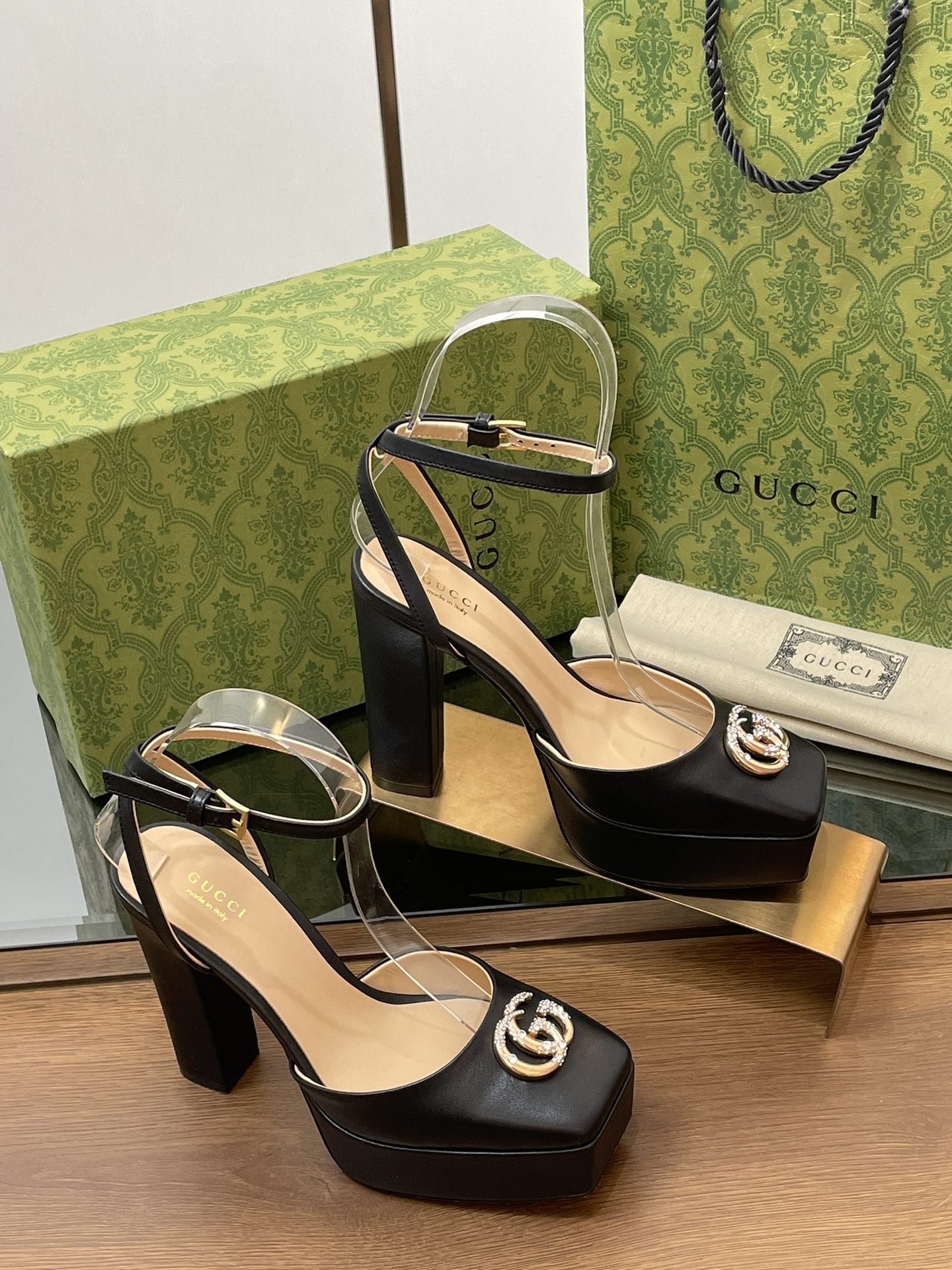 NO:168239,GuCC high-end quality S S early spring high-heeled waterproof platform fish mouth sandals Mule shoes square toe GG diamond buckle new hollow high-heeled shoes original original single quality! Every detail has been carefully crafted, and can be matched with ZG, with the same quality!  Original custom imported calfskin /G G old flower canvas Hardware Dongguan factory molded gold handmade diamond-inlaid G buckle Inner / foot pad high-end custom sheepskin lining 12cm heel height 3cm water table 3cm large sole Italian genuine leather bottom Size 35-41 (40 41 custom made, no return and exchange) Full set of high-end original packaging!  GucCi logo rhinestone G-buckle styling accessories inject a modern and new charm into a series of women's shoes. On this square-toe high-heeled platform sandal, the accessories are made of cowhide and classic G G canvas, making the entire design more plump and fashionable. Women's style ● Italian creation Green full set of high-end original packaging, high heels, gucci, sandals, high heels, cowhide, sheepskin19860909GuCC高端精品 S S早春高跟防水台鱼嘴凉鞋慕勒鞋方头GG镶钻扣新款后空高跟鞋原汁原味原单品质!每个细节皆经过精心细致打造,可与ZG对比如一,无二品质！ 面料原版定制进口小牛皮 /G G老花帆布 五金东莞大厂开模金色手工镶钻G扣 内里／垫脚高端定制羊皮里 跟高12cm 水台3cm 大底意大利真皮底 尺码35-41（40 41 定做,不退换） 全套原板高端包装！ GucCi 标志水钻G扣造型配件为一系列女士鞋款注入摩登新韵.在这款方头高跟防水台凉鞋上,配饰以牛皮 和经典G G帆布匠心打造,令整个设计愈发丰满时尚 女款 ●意大利创作 绿色全套高档原包装,高跟鞋,gucci,sandals,high heels,cowhide,sheepskin,Women's Shoes