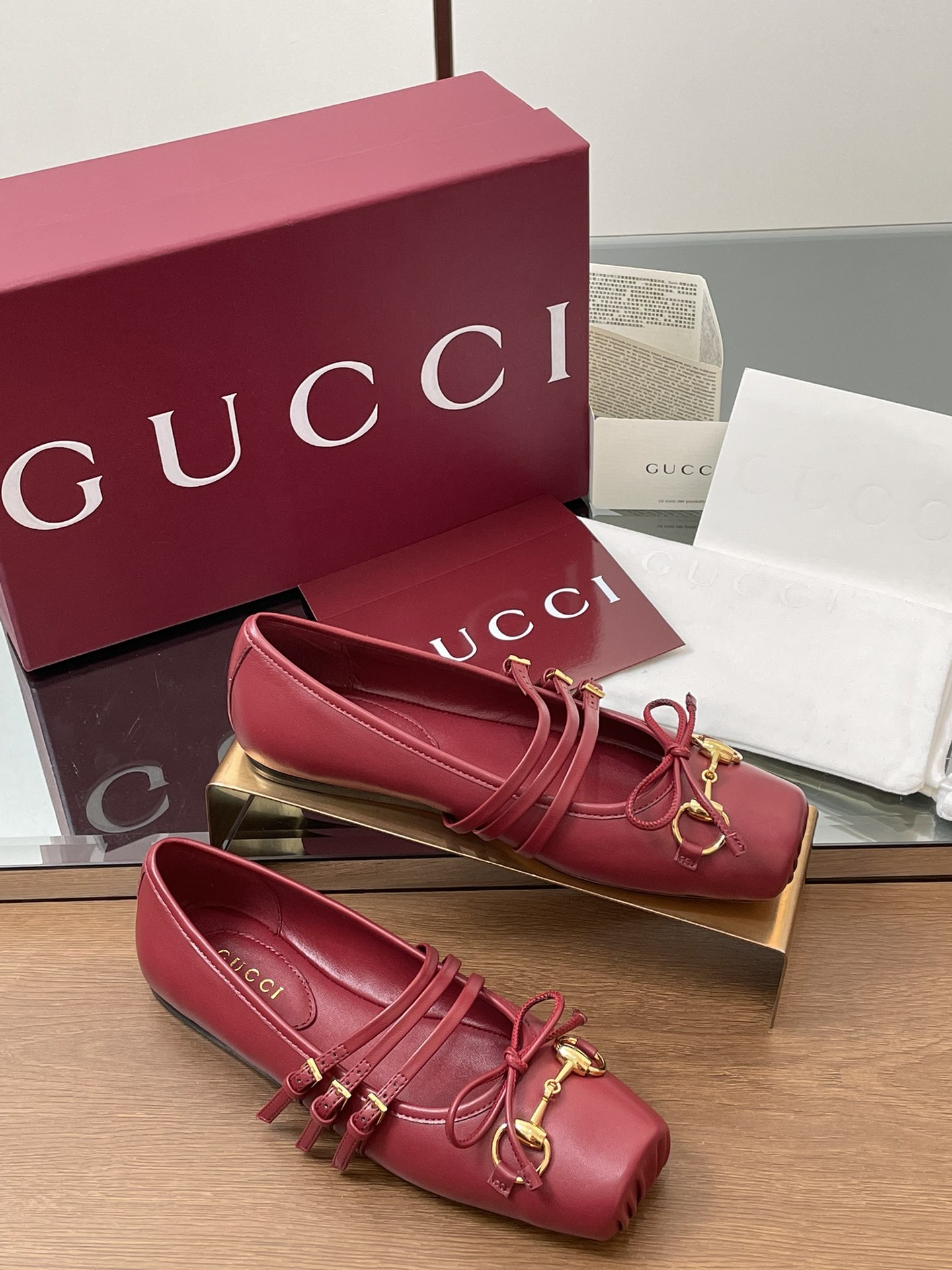 NO:760755,[Ankola Burgundy] GuCC high-end boutique early autumn 25 overseas early spring series new flat ballet shoes horsebit new small square toe shoes classic exquisite elegant playful fashionable flat shoes high texture sweet college style loafers authentic original single quality! Every detail is carefully crafted and can be compared with ZG, no second quality!  Fabric original custom-made imported silk/Yangjing/sheepskin. Hardware is molded by a large Dongguan factory. Light gold horsebit. Lining/foot high-end customized silk/sheepskin lining. High flat heel. Outsole Italian leather sole. Size 35-42 (40 41 42 customized, non-returnable). Full set of original high-end packaging!  ●Italian creation, full set of high-end original packaging in Ancora red, single shoes, gucci, flats, sheepskin, real silk, sheep19860909【安可拉酒红】GuCC高端精品 早秋25海外早春系列新品平底芭蕾鞋马衔扣新款小方头单鞋经典精致优雅俏皮时髦平底鞋高质感甜美学院风便鞋 原汁原味原单品质!每个细节皆经过精心细致打造,可与ZG对比如一,无二品质！ 面料原版定制进口真丝/羊京/羊皮 五金东莞大厂开模 浅金马衔扣 内里／垫脚高端定制真丝/羊皮里 跟高平底 大底意大利真皮底 尺码35-42（40 41 42定做,不退换） 全套原板高端包装！ ●意大利创作 安可拉红色全套高档原包装,单鞋,gucci,flats,sheepskin,real silk,sheep,Women's Shoes