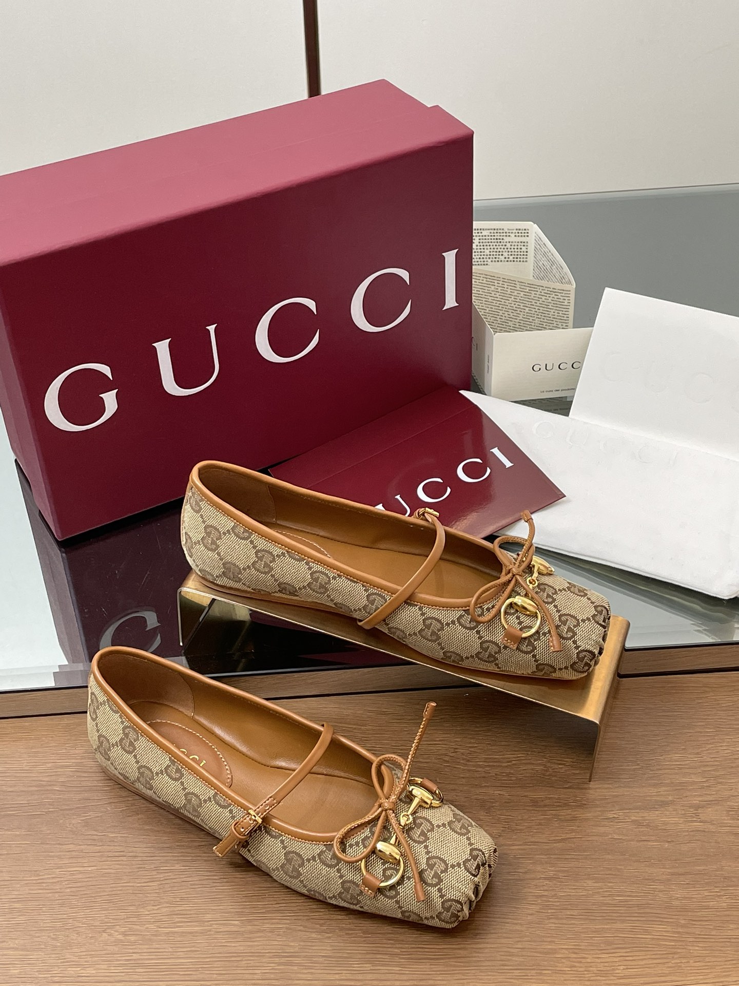 NO:760725,GuCC high-end boutique early autumn 25 overseas early spring series new flat ballet shoes horsebit new small square toe shoes classic exquisite elegant playful fashionable flat shoes high texture sweet college style slip-ons Authentic original single quality! Every detail has been carefully crafted and can be compared with ZG, no second quality!  Original fabric, custom-made imported silk/Yangjing/sheepskin, hardware molded by Dongguan factory, rivets, horsebits, lining/foot pads, high-end customized silk/sheepskin lining, high flat sole, Italian genuine leather outsole, size 35-41 (custom-made 40, 41, 42, non-returnable), full set of original high-end packaging!  ●Italian creation, green full set of high-end original packaging, single shoes, gucci, flats, sheepskin, real silk, sheep19860909GuCC高端精品 早秋25海外早春系列新品平底芭蕾鞋马衔扣新款小方头单鞋经典精致优雅俏皮时髦平底鞋高质感甜美学院风便鞋 原汁原味原单品质!每个细节皆经过精心细致打造,可与ZG对比如一,无二品质！ 面料原版定制进口真丝/羊京/羊皮 五金东莞大厂开模铆钉 马衔扣 内里／垫脚高端定制真丝/羊皮里 跟高平底 大底意大利真皮底 尺码35-41（40 41 42定做,不退换） 全套原板高端包装！ ●意大利创作 绿色全套高档原包装,单鞋,gucci,flats,sheepskin,real silk,sheep,Women's Shoes