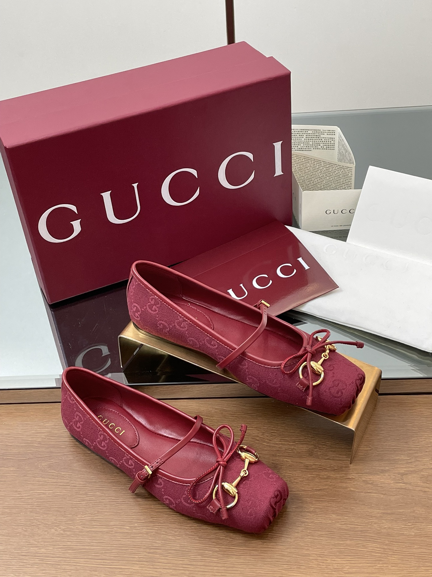 NO:760715,GuCC high-end boutique early autumn 25 overseas early spring series new flat ballet shoes horsebit new small square toe shoes classic exquisite elegant playful fashionable flat shoes high texture sweet college style slip-ons Authentic original single quality! Every detail has been carefully crafted and can be compared with ZG, no second quality!  Original fabric, custom-made imported silk/Yangjing/sheepskin, hardware molded by Dongguan factory, rivets, horsebits, lining/foot pads, high-end customized silk/sheepskin lining, high flat sole, Italian genuine leather outsole, size 35-41 (custom-made 40, 41, 42, non-returnable), full set of original high-end packaging!  ●Italian creation, green full set of high-end original packaging, single shoes, gucci, flats, sheepskin, real silk, sheep19860909GuCC高端精品 早秋25海外早春系列新品平底芭蕾鞋马衔扣新款小方头单鞋经典精致优雅俏皮时髦平底鞋高质感甜美学院风便鞋 原汁原味原单品质!每个细节皆经过精心细致打造,可与ZG对比如一,无二品质！ 面料原版定制进口真丝/羊京/羊皮 五金东莞大厂开模铆钉 马衔扣 内里／垫脚高端定制真丝/羊皮里 跟高平底 大底意大利真皮底 尺码35-41（40 41 42定做,不退换） 全套原板高端包装！ ●意大利创作 绿色全套高档原包装,单鞋,gucci,flats,sheepskin,real silk,sheep,Women's Shoes