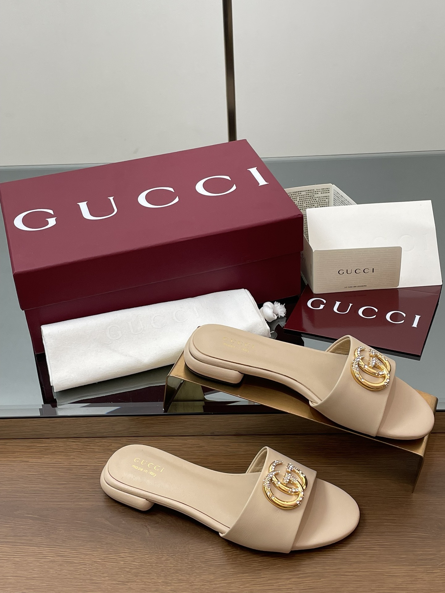 NO:168181,[New Style Shipping] GuCCl high-end quality, new spring and summer sandals and slippers are original and original! Every detail has been carefully crafted and can be compared with ZG, with the same quality!  Original custom imported soft sheepskin fabric, Dongguan large factory molded hardware double G inlaid crystal diamond buckle, inner lining / foot pad high-end custom sheepskin lining, heel height 1.0CM square heel bag leather, large sole Italian genuine leather bottom, size 35-43 (40 41 42 43 custom made, no return and exchange) Full set of high-end original packaging!  This open-toed sandals are made of leather and cleverly use design elements such as square round toe and thick heel to interpret the fashionable retro style. The details of the collection of double G diamond buckles are reminiscent of the brand's fashionable atmosphere. Women's style ● Italian creation Encore burgundy full set of high-end original packaging, slippers, christian louboutin, gucci, sandals, slippers, sheepskin19860909【新款出货】GuCCl高端精品,春夏新款凉鞋拖鞋原汁原味原单品质!每个细节皆经过精心细致打造,可与ZG对比一,无二品质！ 面料原版定制进口古软羊皮 东莞大厂开模五金双G镶嵌水晶钻扣 内里／垫脚高端定制羊皮里 跟高1.0CM方跟包面皮 大底意大利真皮底 尺码35-43（40 41 42 43定做,不退换） 全套原板高端包装！ 这款露趾凉拖鞋采用皮革制作,巧妙运用方形圆头和粗跟等设计元素演绎时尚复古风范.典藏的双G镶钻扣细节令人联想起品牌的时尚气息浓郁 女款 ●意大利创作 安可拉酒红全套高档原包装,拖鞋,christian louboutin,gucci,sandals,slippers,sheepskin,Women's Shoes