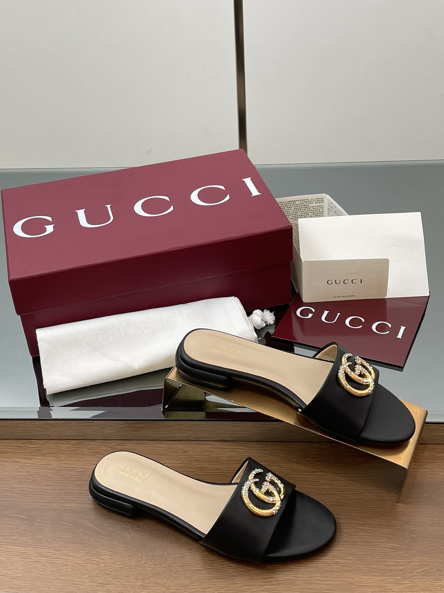 NO:168185,[New Style Shipping] GuCCl high-end quality, new spring and summer sandals and slippers are original and original! Every detail has been carefully crafted and can be compared with ZG, with the same quality!  Original custom imported soft sheepskin fabric, Dongguan large factory molded hardware double G inlaid crystal diamond buckle, inner lining / foot pad high-end custom sheepskin lining, heel height 1.0CM square heel bag leather, large sole Italian genuine leather bottom, size 35-43 (40 41 42 43 custom made, no return and exchange) Full set of high-end original packaging!  This open-toed sandals are made of leather and cleverly use design elements such as square round toe and thick heel to interpret the fashionable retro style. The details of the collection of double G diamond buckles are reminiscent of the brand's fashionable atmosphere. Women's style ● Italian creation Encore burgundy full set of high-end original packaging, slippers, christian louboutin, gucci, sandals, slippers, sheepskin19860909【新款出货】GuCCl高端精品,春夏新款凉鞋拖鞋原汁原味原单品质!每个细节皆经过精心细致打造,可与ZG对比一,无二品质！ 面料原版定制进口古软羊皮 东莞大厂开模五金双G镶嵌水晶钻扣 内里／垫脚高端定制羊皮里 跟高1.0CM方跟包面皮 大底意大利真皮底 尺码35-43（40 41 42 43定做,不退换） 全套原板高端包装！ 这款露趾凉拖鞋采用皮革制作,巧妙运用方形圆头和粗跟等设计元素演绎时尚复古风范.典藏的双G镶钻扣细节令人联想起品牌的时尚气息浓郁 女款 ●意大利创作 安可拉酒红全套高档原包装,拖鞋,christian louboutin,gucci,sandals,slippers,sheepskin,Women's Shoes