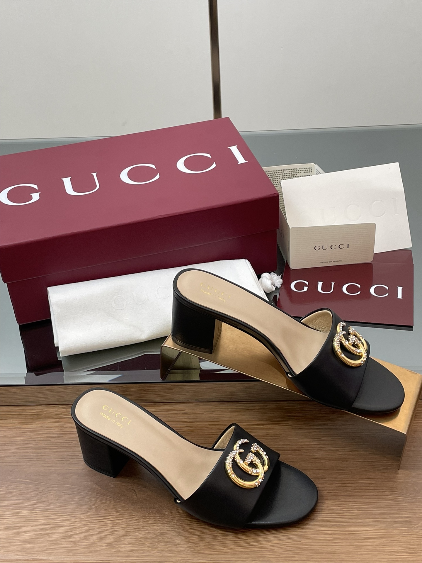 NO:168187,[New Style Shipping] GuCCl high-end quality, new spring and summer sandals and slippers are original and original! Every detail has been carefully crafted and can be compared with ZG, with the same quality!  Original custom imported ancient soft sheepskin fabric, Dongguan large factory molded hardware double G inlaid crystal diamond buckle, inner lining / foot pad high-end custom sheepskin lining, heel height 5.CM bag leather, large sole Italian leather bottom, size 34-42. (34 40 41 42 Custom made, no return and exchange) Full set of high-end original packaging!  This open-toed sandals are made of leather and cleverly use design elements such as square round toe and thick heel to interpret the fashionable retro style. The details of the collection of double G diamond buckles are reminiscent of the brand's fashionable atmosphere. Women's style ● Italian creation Encore burgundy full set of high-end original packaging, slippers, christian louboutin, gucci, sandals, slippers, sheepskin19860909【新款出货】GuCCl高端精品,春夏新款凉鞋拖鞋原汁原味原单品质!每个细节皆经过精心细致打造,可与ZG对比一,无二品质！ 面料原版定制进口古软羊皮 东莞大厂开模五金双G镶嵌水晶钻扣 内里／垫脚高端定制羊皮里 跟高5.CM包面皮 大底意大利真皮底 尺码34-42.（34 40 41 42 定做,不退换） 全套原板高端包装！ 这款露趾凉拖鞋采用皮革制作,巧妙运用方形圆头和粗跟等设计元素演绎时尚复古风范.典藏的双G镶钻扣细节令人联想起品牌的时尚气息浓郁 女款 ●意大利创作 安可拉酒红全套高档原包装,拖鞋,christian louboutin,gucci,sandals,slippers,sheepskin,Women's Shoes