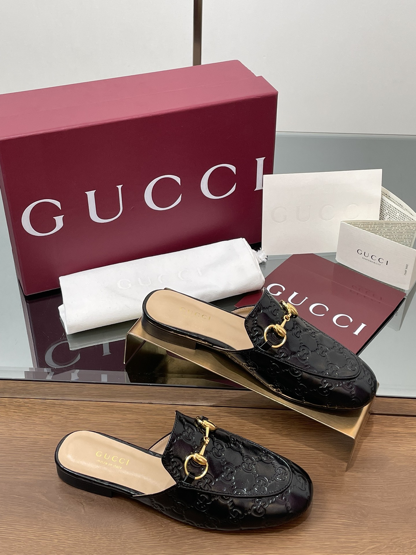 NO:168188,[Butter leather G G] Early spring Gucci Jordaan series new product 5D three-dimensional double GG embossed slippers Loafer single shoes Mule shoes purchasing level!  Gucci loafers single shoes are very delicate!  The original lasting method is the same as that of the counter!  The last is perfect, and the comfort is more comfortable!  You can compare it at will when entering and leaving the counter!  As an outstanding representative of design inheritance, the new series of horse-bit loafers vividly demonstrates classic elegance. This shoe uses the brand's iconic letter G G interwoven embossed leather, creating a timeless classic. The shoe is soft in material and exquisite and smooth in the corridor shape, demonstrating the elegance of everyday life. Good shoes are the essence from the inside out!  1. Imported top-grade G G embossed butter leather 2. Inner lining/foot pad imported water-dyed sheepskin. Sole original Italian A-grade outsole 3. Genuine open mold horse bits. Classic style must-have for shoe cabinets!  4 sizes 35-41 (40,41 customized without return) Full set of latest Encore wine red packaging!  loafers, gucci,loafers,slippers,sheepskin19860909【牛油皮G G】早春Gucci Jordaan系列新品5D立体双GG压纹拖鞋乐福单鞋慕勒鞋代购级别！Gucci 乐福鞋单鞋 上脚特别的秀气！原版套楦的做法,和专柜一致！楦型完美,舒适度更加舒服！可出入专柜随意比对！ 作为设计传承的杰出代表,新系列饰马衔扣乐福鞋,生动彰显经典优雅格调.这款鞋履采用品牌标志性字母G G交织图案压纹皮,成就隽永经典.这款鞋履材质柔软,廊形精致流畅,彰显日常优雅风范 好鞋子从里到外都是精髓！ 1材料进口顶级G G压纹牛油皮 2内里／垫脚进口水染羊皮. 鞋底原版意大利A级大底 3正品开模马衔扣 鞋柜必备的经典款 ！ 4尺码35-41（40,41定做不退换） 全套最新安可拉酒红包装！,乐福鞋,gucci,loafers,slippers,sheepskin,Women's Shoes