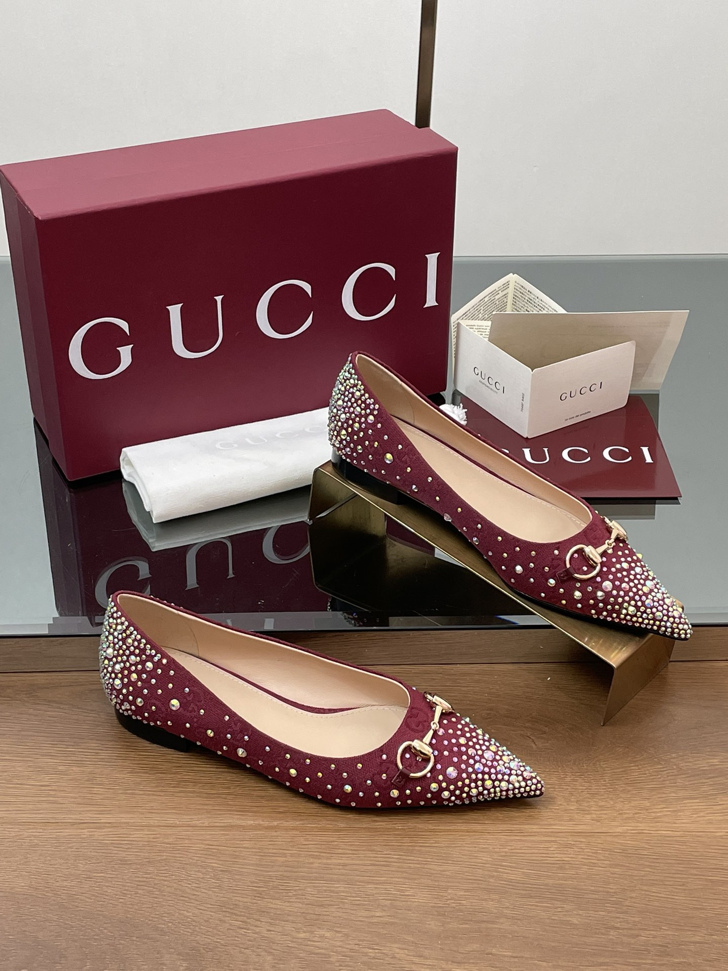 NO:265820,2025 Early Spring G Home New GUcc Horse Bed Pointed Toe Shallow Mouth Single Shoes Flat Heel G G Multi-faceted Fantasy Crystal Diamond Ballet Shoes Top Version, Welcome to Compare. Original 1:1 Replica. Please be sure to ensure that our authentic products are guaranteed. Imported uppers of high-end fantasy diamonds   G G embroidered old-fashioned cloth, inner/foot pad full grain pattern high-end lambskin sole Italian top genuine leather sole Heel height 1.0cm flat heel, code 35-42 (41/40/42 custom-made without return and exchange) Packaging original full set of red packaging  This shoe is carefully embellished with dazzling facet crystals, injecting a unique style into the classic style. The iconic letters and canvas add a touch of timeless elegance to the brand's immortal heritage. This design has been carefully crafted, luxurious and yet boasting, expressing its personality propositions with ease. High heels, gucci, gucci, high heels, sheepskin198609092025早春 G家新款GUcc马衔扣尖头浅口烫钻单鞋平跟G G多刻面幻彩水晶钻芭蕾鞋  顶级版本、欢迎比对. 原版1:1复刻 注意请认准咱家正品保证 鞋面进口高档幻彩水钻 G G剌绣老花布 内里/垫脚全粒纹高档小羊皮 鞋底意大利顶级真皮底 跟高1.0cm平跟 配码35-42（41/40/42定做不退换） 包装原版全套红色包装 这款鞋履精心点缀璀璨夺目的多刻面水晶,为经典款式注入别样风情.标志性字母图案帆布添上一丝隽永优雅韵味,致敬品牌的不朽传.这款设计经过精心制作,奢华之余不失张扬前卫,尽情表达个性主张,高跟鞋,gucci,gucci,high heels,sheepskin,Women's Shoes