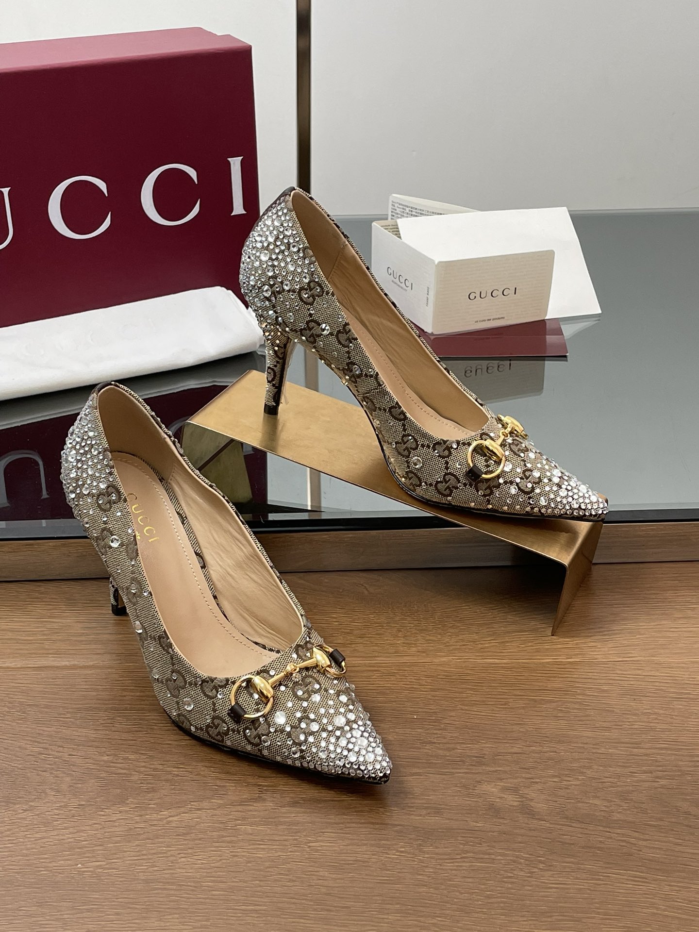 NO:265821,2025 Early Spring G Home New GUcc Horse Bit Pointed Toe Shallow Mouth Single Shoes High Heels G G Multi-faceted Fantasy Colorful Crystal Diamond Charming Women's Shoes Top Version, Welcome to Compare. Original 1:1 Replica. Please be sure to ensure that our authentic products are guaranteed. Imported uppers of high-end fantasy colored rhinestones   G G embroidered old-fashioned cloth, inner/foot pad full grain pattern high-end lambskin sole Italian top genuine leather sole Heel height 8.5cm, code 35-42 (41/40/42 custom made without return and exchange) Packaging original full set of red packaging  This shoe is carefully embellished with dazzling facet crystals, injecting a unique style into the classic style. The iconic letters and canvas add a touch of timeless elegance to the brand's immortal heritage. This design has been carefully crafted, luxurious and yet boasting, expressing its personality propositions with ease. High heels, gucci, gucci, high heels, sheepskin198609092025早春 G家新款GUcc马衔扣尖头浅口烫钻单鞋高跟G G多刻面幻彩水晶钻魅力女鞋  顶级版本、欢迎比对. 原版1:1复刻 注意请认准咱家正品保证 鞋面进口高档幻彩水钻 G G剌绣老花布 内里/垫脚全粒纹高档小羊皮 鞋底意大利顶级真皮底 跟高8.5cm 配码35-42（41/40/42定做不退换） 包装原版全套红色包装 这款鞋履精心点缀璀璨夺目的多刻面水晶,为经典款式注入别样风情.标志性字母图案帆布添上一丝隽永优雅韵味,致敬品牌的不朽传.这款设计经过精心制作,奢华之余不失张扬前卫,尽情表达个性主张,高跟鞋,gucci,gucci,high heels,sheepskin,Women's Shoes