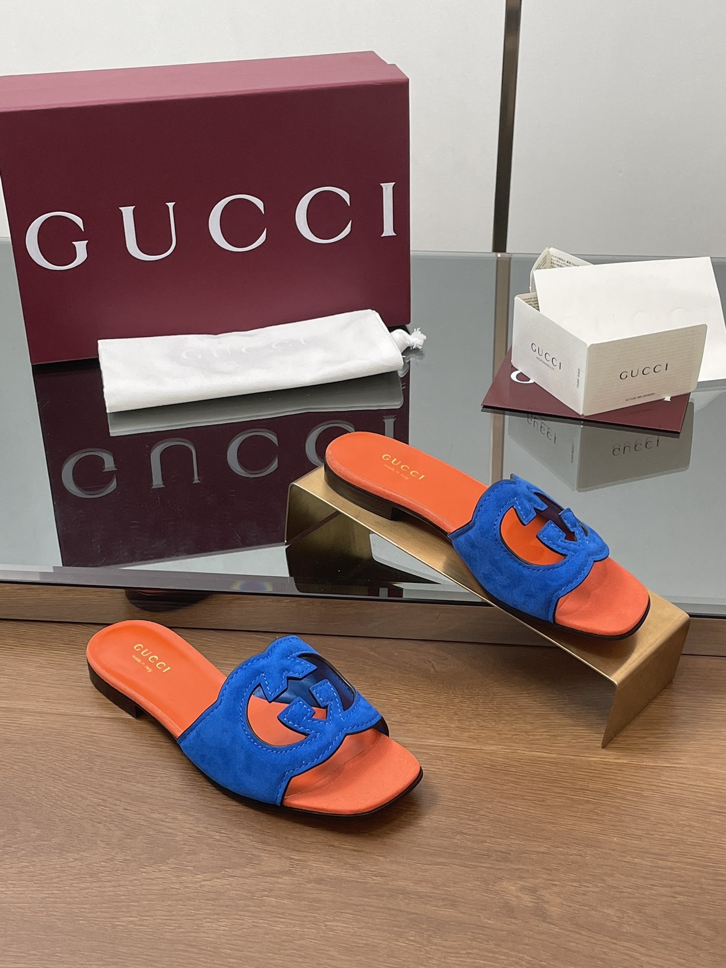 NO:166637,2025 upgraded and renewed packaging, new summer models are available in stock. Gucci high-quality slippers, double G hollowing, oil-edged craftsmanship and fine slippers, the original counter mold is carefully crafted, and classic casting is craftsmanship. Heel height 1.0cm flat heel fabric 5D laser cutting double GG hollowing imported delicate Yangjing, inner foot pad top layer sheepskin, square head classic series open-toe sandals, top purchasing quality!  Genuine leather printed outsole classic outsole hardware Gucci logo All are one-to-one custom-made, focusing on Gucci high-end series, foot comfort exceeds all similar products in the market, Encore red full set of counter packaging, size 35-43 (34 40 41 42 43 customized, no return or exchange!), slippers, gucci, slippers, sheepskin, sheep198609092025升级焕新包装夏季新款现货上新啦.Gucci 高品质拖鞋 双G镂空 油边工艺精品拖鞋 专柜原版开模精心制作,匠心铸造经典 跟高1.0cm平跟 面料 5D激光切割双GG镂空 进口细腻羊京 内里垫脚头层羊皮 方头经典系列露趾凉拖 顶级代购品质！ 真皮印刷大底经典大底五金Gucci logo 所有均为一比一定制 专注Gucci高端系列 脚感舒适程度超乎市场所有同类产品 安可拉红色全套专柜包装 尺码35-43(34 40 41 42 43定做不退不换！）,拖鞋,gucci,slippers,sheepskin,sheep,Women's Shoes