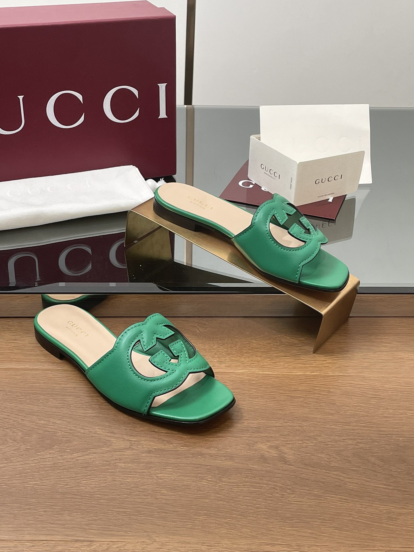 NO:166645,Upgraded and renewed packaging, new summer models are available in stock. Gucci high-quality slippers, double G carved 35D three-dimensional double GG hollow open-toed sandals, slippers, heel height 1.0 flat heel, original one to one!  Fabric, imported 5D double G G laser hollowing, ultra-fine pattern goatskin, inner foot pad head layer sheepskin, square head classic series open-toe sandals, top-level purchasing quality!  Italian leather printed bottom!  All are one-to-one custom-made, focusing on Gucci high-end series, classic G family double G carved laser oil edge hollow, foot comfort level exceeds all similar products in the market, Encore red full set of counter packaging, size 34-43 (34 40414243 customized, no return or exchange!), slippers, gucci, gucci, sandals, slippers, sheepskin19860909升级焕新包装夏季新款现货上新啦.Gucci 高品质拖鞋 双G雕花35D立体双GG镂空 露趾凉鞋 拖鞋 跟高1.0平跟,原版一比一！ 面料 进口5D双G G激光镂空,超细纹山羊皮 内里垫脚头层羊皮 方头经典系列露趾凉拖 顶级代购品质！ 意大利真皮印刷大底！ 所有均为一比一定制 专注Gucci高端系列 经典G家双G雕花激光油边镂空 脚感舒适程度超乎市场所有同类产品 安可拉红色全套专柜包装 尺码34-43(34 40414243定做不退不换！）,拖鞋,gucci,gucci,sandals,slippers,sheepskin,Women's Shoes