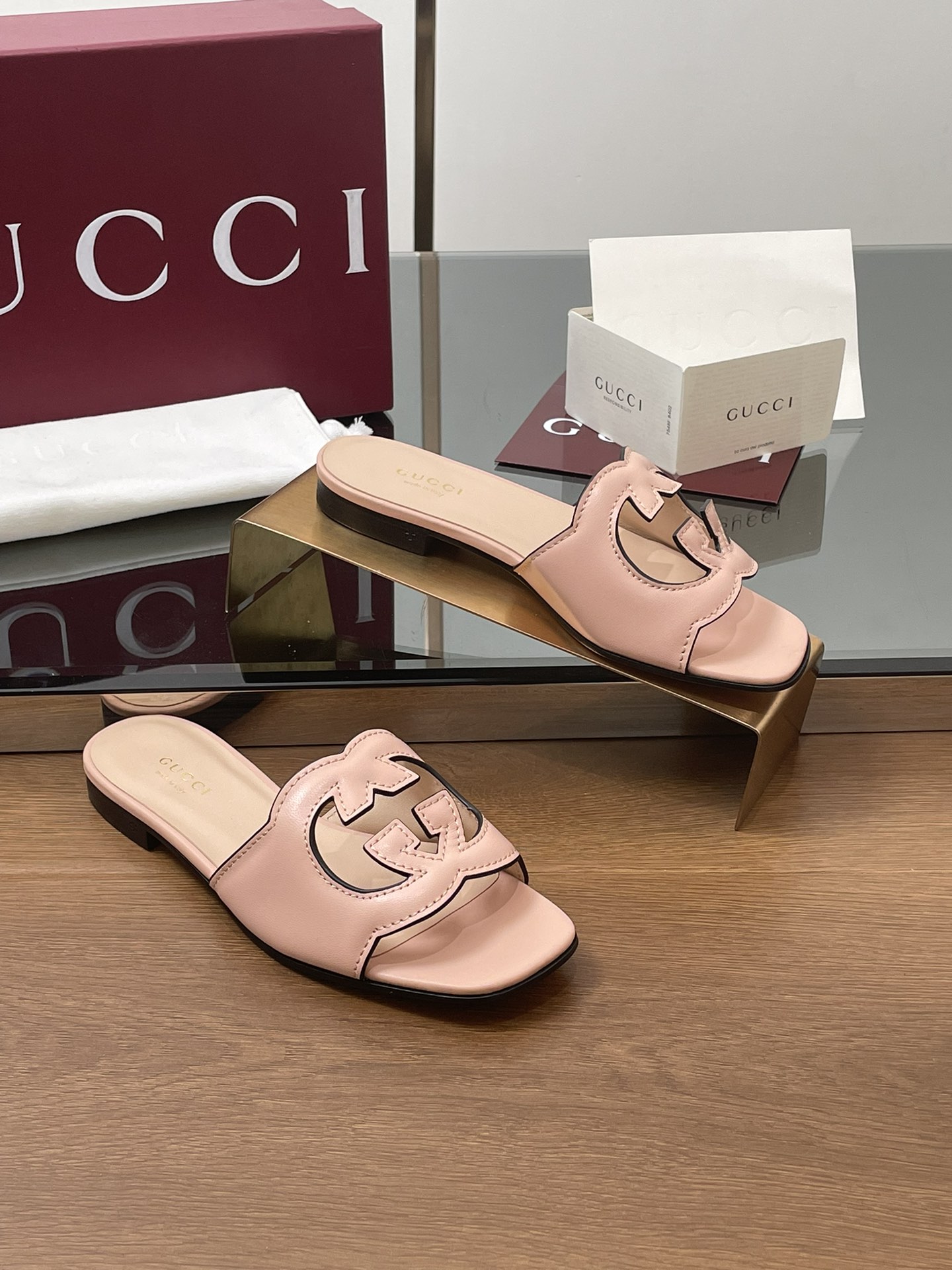 NO:875734,Upgraded and renewed packaging, summer new styles are now in stock. Gucci high-quality slippers, double G carved 35D three-dimensional double GG hollow open-toe sandals, slippers, 1.0 flat heels, one to one original!  Fabric: Imported 5D double G G laser hollow, ultra-fine grain goatskin, lining of foot pads and head layer of sheepskin, square toe classic series open toe sandals, top purchasing quality!  Italian genuine leather printed outsole!  All are customized one to one. Focus on Gucci high-end series. Classic G double G carving with laser oil edge and hollow out. The foot comfort is beyond all similar products in the market. Full set of Ancora red counter packaging. Sizes 34-43 (34 40414243 customized, non-refundable and non-exchangeable!), slippers, gucci, gucci, sandals, slippers, sheepskin19860909升级焕新包装夏季新款现货上新啦.Gucci 高品质拖鞋 双G雕花35D立体双GG镂空 露趾凉鞋 拖鞋 跟高1.0平跟,原版一比一！ 面料 进口5D双G G激光镂空,超细纹山羊皮 内里垫脚头层羊皮 方头经典系列露趾凉拖 顶级代购品质！ 意大利真皮印刷大底！ 所有均为一比一定制 专注Gucci高端系列 经典G家双G雕花激光油边镂空 脚感舒适程度超乎市场所有同类产品 安可拉红色全套专柜包装 尺码34-43(34 40414243定做不退不换！）,拖鞋,gucci,gucci,sandals,slippers,sheepskin,Women's Shoes
