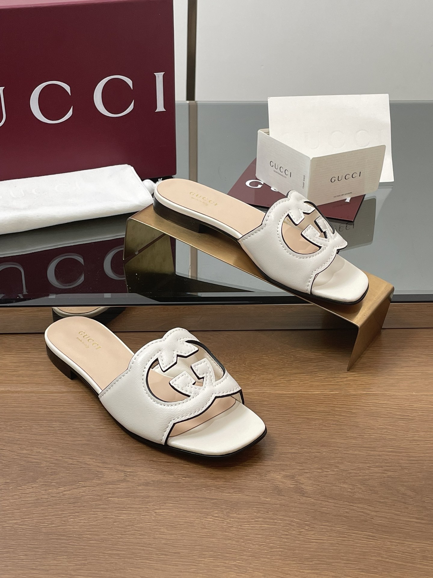 NO:875765,Upgraded and renewed packaging, summer new styles are now in stock. Gucci high-quality slippers, double G carved 35D three-dimensional double GG hollow open-toe sandals, slippers, 1.0 flat heels, one to one original!  Fabric: Imported 5D double G G laser hollow, ultra-fine grain goatskin, lining of foot pads and head layer of sheepskin, square toe classic series open toe sandals, top purchasing quality!  Italian genuine leather printed outsole!  All are customized one to one. Focus on Gucci high-end series. Classic G double G carving with laser oil edge and hollow out. The foot comfort is beyond all similar products in the market. Full set of Ancora red counter packaging. Sizes 34-43 (34 40414243 customized, non-refundable and non-exchangeable!), slippers, gucci, gucci, sandals, slippers, sheepskin19860909升级焕新包装夏季新款现货上新啦.Gucci 高品质拖鞋 双G雕花35D立体双GG镂空 露趾凉鞋 拖鞋 跟高1.0平跟,原版一比一！ 面料 进口5D双G G激光镂空,超细纹山羊皮 内里垫脚头层羊皮 方头经典系列露趾凉拖 顶级代购品质！ 意大利真皮印刷大底！ 所有均为一比一定制 专注Gucci高端系列 经典G家双G雕花激光油边镂空 脚感舒适程度超乎市场所有同类产品 安可拉红色全套专柜包装 尺码34-43(34 40414243定做不退不换！）,拖鞋,gucci,gucci,sandals,slippers,sheepskin,Women's Shoes