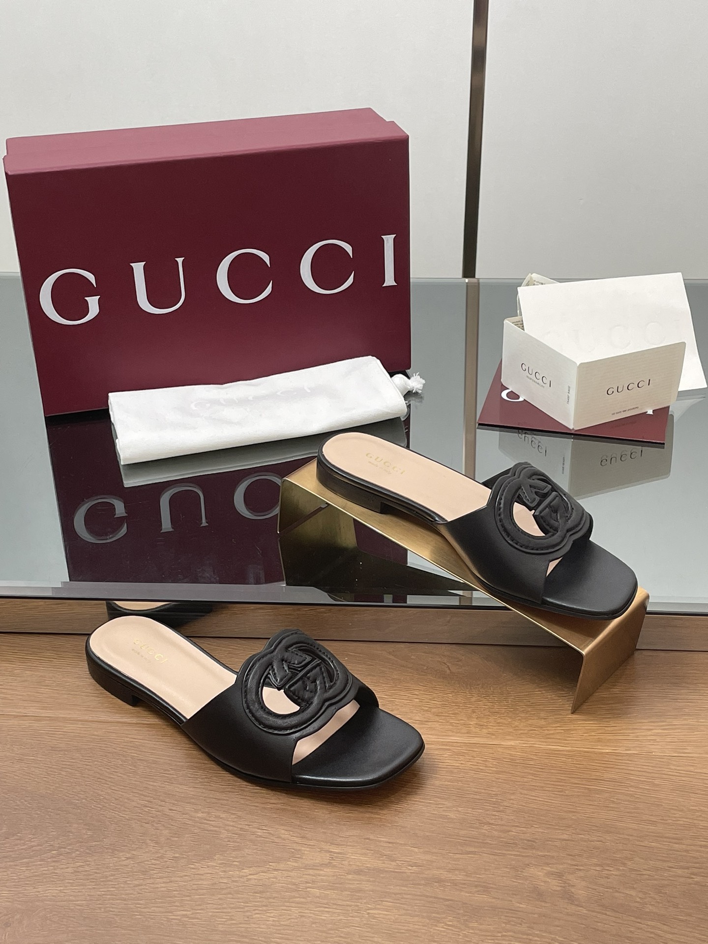 NO:166653,2025 upgraded and renewed packaging, new summer models are available in stock. Gucci high-quality slippers, double G hollowed-out interlocking GG boutique slippers, the counter original mold is carefully crafted, ingeniously cast classic heel height 1.0 cm fabric, 5D laser cut double GG hollowed-out edging, inner foot pad top layer sheepskin, square head classic series open-toe sandals, top purchasing quality!  Outsole leather outsole All are one-to-one custom-made, focusing on Gucci high-end series, foot comfort exceeds all similar products in the market, Encore red full set of counter packaging, size 35-43 (34 40 41 42 43 customized, no return or exchange!) Draw inspiration from the 1970s collection design that injects glory into the brand, interlocking double G hollowed-out details, refurbished on this slipper with extra-large hollow details, slippers, gucci, slippers, sheepskin, Leather soles198609092025升级焕新包装夏季新款现货上新啦.Gucci 高品质拖鞋 双G镂空 镶边互扣式GG精品拖鞋 专柜原版开模精心制作,匠心铸造经典 跟高1.0 cm 面料 5D激光切割双GG镂空镶边 内里垫脚头层羊皮 方头经典系列露趾凉拖 顶级代购品质！ 大底真皮大底 所有均为一比一定制 专注Gucci高端系列 脚感舒适程度超乎市场所有同类产品 安可拉红色全套专柜包装 尺码35-43(34 40 41 42 43定做不退不换！） 从为品牌注入荣光的20世纪七十年代典藏设计中汲取灵感,互扣式双G镂空镶边细节,在这款拖鞋上以超大镂空细节焕新呈现,拖鞋,gucci,slippers,sheepskin,Leather soles,Women's Shoes