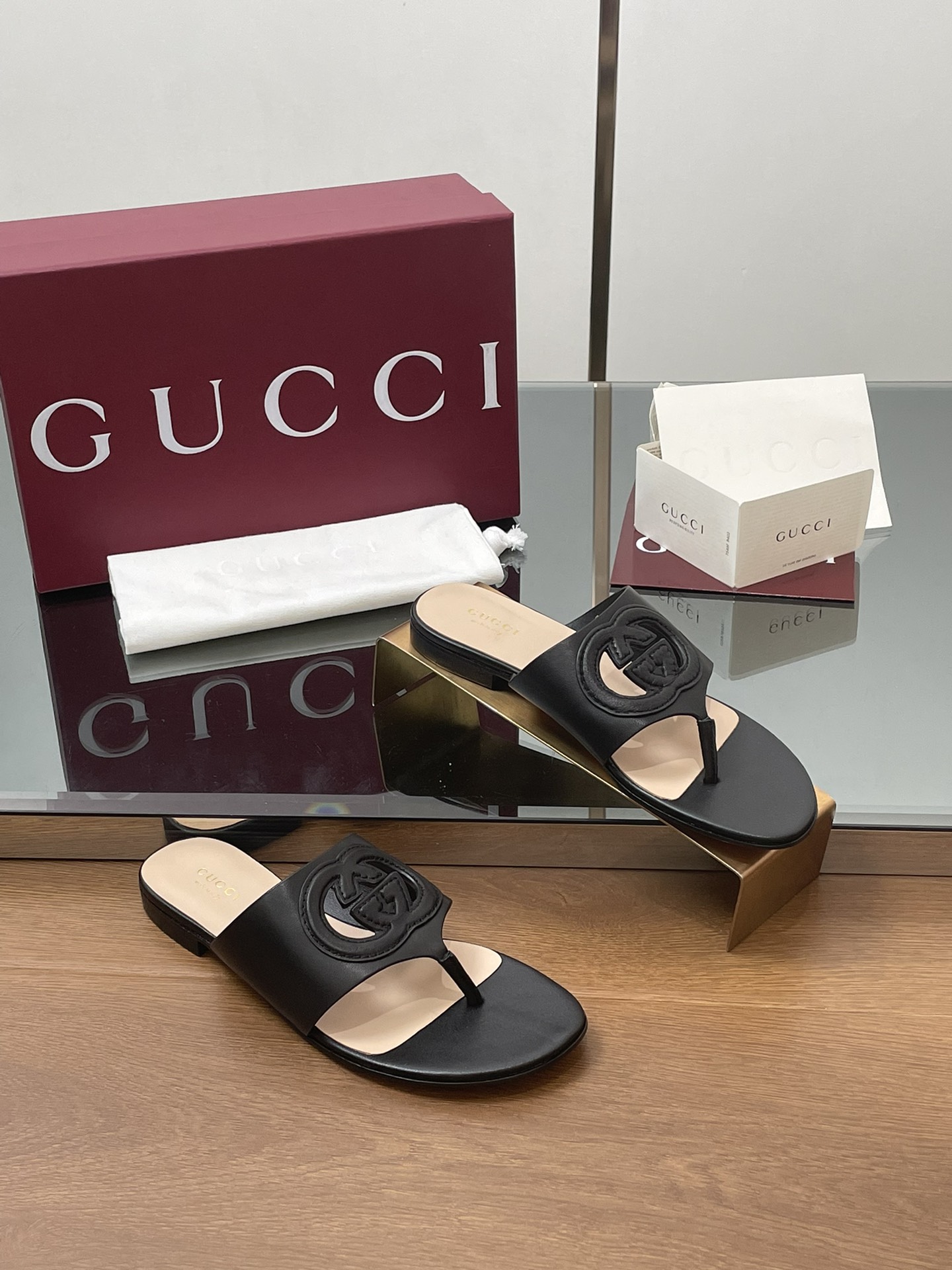 NO:166655,2025 upgraded and renewed packaging, new summer models are available in stock. Gucci high-quality herringbone clip-toe slippers, double G hollowing, interlocking interlocking GG boutique slippers, the counter original mold is carefully crafted, ingeniously cast classic heel height 1.0 cm fabric, imported sheepskin 5D laser cut double GG hollowing, inner foot pad top layer sheepskin, square head classic series open-toe sandals, top purchasing quality!  Outsole leather outsole All are one-to-one custom-made, focusing on Gucci high-end series, foot comfort exceeds all similar products in the market, Encore red full set of counter packaging, size 35-43 (34 40 41 42 43 customized, no return or exchange!) Draw inspiration from the 1970s collection design that injects glory into the brand, interlocking double G hollowed-out details, refurbished on this slipper with extra-large hollow details, slippers, gucci, slippers, sheepskin, Leather soles198609092025升级焕新包装夏季新款现货上新啦.Gucci 高品质人字夹趾拖鞋 双G镂空 镶边互扣式GG精品拖鞋 专柜原版开模精心制作,匠心铸造经典 跟高1.0 cm 面料 进口羊皮5D激光切割双GG镂空 内里垫脚头层羊皮 方头经典系列露趾凉拖 顶级代购品质！ 大底真皮大底 所有均为一比一定制 专注Gucci高端系列 脚感舒适程度超乎市场所有同类产品 安可拉红色全套专柜包装 尺码35-43(34 40 41 42 43定做不退不换！） 从为品牌注入荣光的20世纪七十年代典藏设计中汲取灵感,互扣式双G镂空镶边细节,在这款拖鞋上以超大镂空细节焕新呈现,拖鞋,gucci,slippers,sheepskin,Leather soles,Women's Shoes