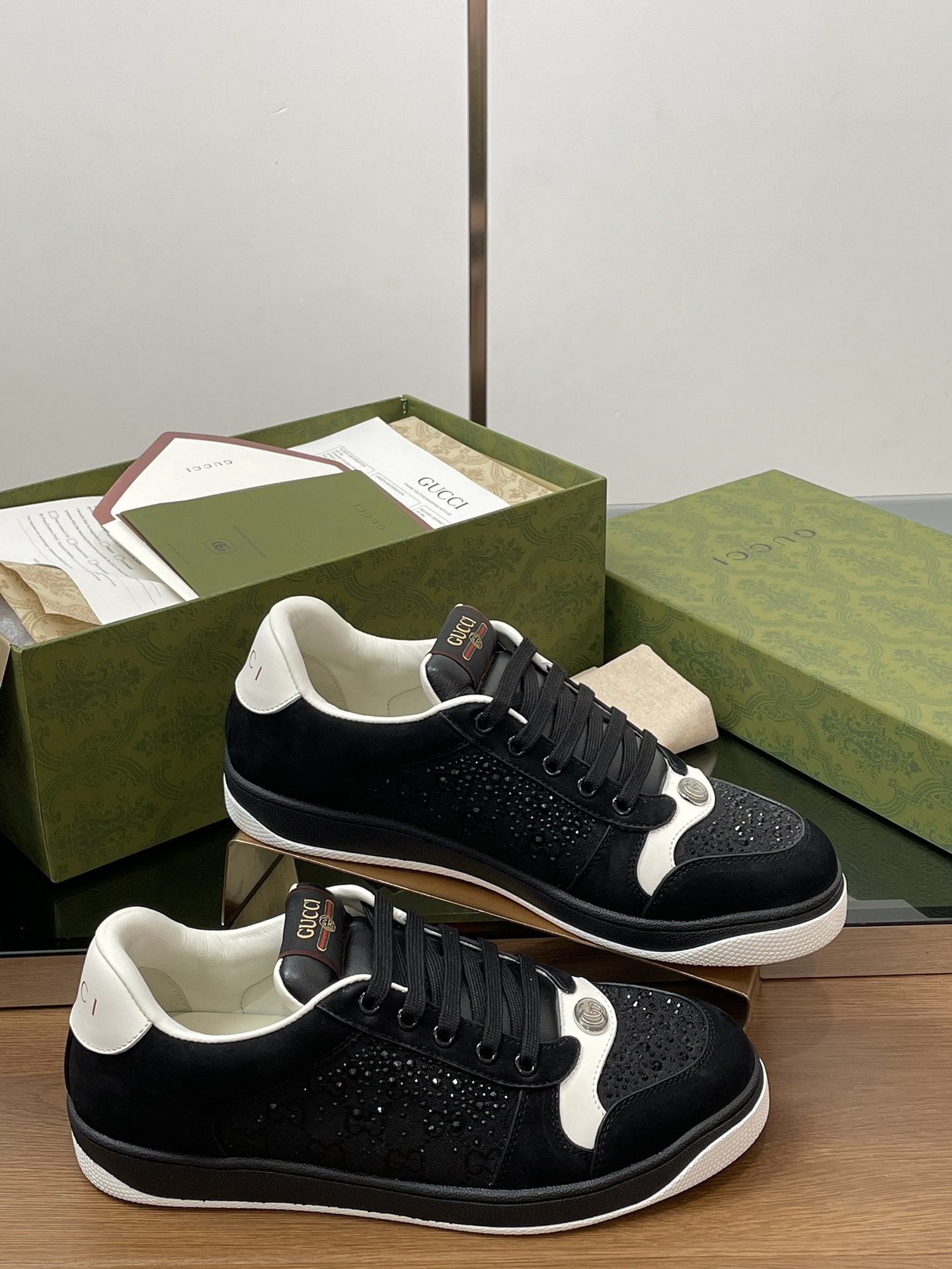 NO:652019,Couple model Gucc*i purchase level top product original customization new early spring multi-faceted crystal diamond GG series old casual dirty shoes catwalk series new Gucc*i——original customized early spring new style... GG series old casual dirty shoes catwalk style original Z:1 development!  The tongue of the shoe is the same as the version and has a straight design. The ones on the market are curved... The original molded metal Double G crystal cylindrical mark... The original color of the back logo letters is gold instead of the black and gray on the market (but over time, the gold on the back logo will turn into black and gray/the same is true for the original version)... Shoes  The mouth position of the original version is in the shape of an inverted triangle to distinguish it from the round shape of market products. The upper is polished cowhide and spliced with classic double G cloth fabric. We have made slight changes in the color polish of the shoe upper. The original color polish is darker and dirty, but in order to supply and demand the domestic market, we did not do a very deep color polish on the upper. The rest is basically the same as the original version!  The leather incision is fully oiled and sealed with glue-free design. The original terry cloth is delicate, soft and more comfortable and breathable. The foot pad is integrated with latex injection molding. Privately molded two-color original TPU outsole. Our outsole bee will not become larger as the number of sizes increases. It is consistent with the original version. The bee is fixed. The bee lines on the sole will have obvious reflective effects to distinguish market products. Supporting packaging... Men's and women's [New arrival] Size: 35-45 Female 40 41 Male 39  45 custom-made (no return or exchange), casual shoes/sports shoes, gucci, sneakers, cowhide19860909情侣款Gucc*i代购级别顶级产品原版定制 新款早春多刻面水晶钻GG系列做旧休闲小脏鞋走秀款系列上新 Gucc*i———原版定制早春新款……GG系列做旧休闲小脏鞋走秀款原版Z:1开发！鞋舌与版本一致是直板设计,区分市场货都是弯曲……原版开模金属双G水晶圆柱形标……后帮logo字母颜色原版为金色而不是市面上的黑灰色（但时间久了后帮logo金色会变成黑灰色/原版也是如此）……鞋口位置原版呈倒三角形,区分市场货圆形,鞋面擦色牛皮拼接经典双G布面料,我们在鞋面擦色方面做了轻微改动,原版擦色颜色比较深比较脏,但为了供求国内市场,鞋面我们没有做很深的擦色,其他基本与原版一致！皮面切口全油边封口工艺无胶设计,原版毛巾布里细腻柔软更舒适透气,垫脚乳胶注塑一体,私模钢印双色原版TPU大底,我们的大底小蜜蜂不会随着码数增大而变大与原版一致,小蜜蜂是固定不变的,鞋底小蜜蜂线条会有明显的反光效果,区分市场货. 配套包装……男女款【新品上新】Size : 35-45女40 41男39 45定做 不退不换）,休闲鞋/运动鞋,gucci,sneakers,cowhide,Women's Shoes