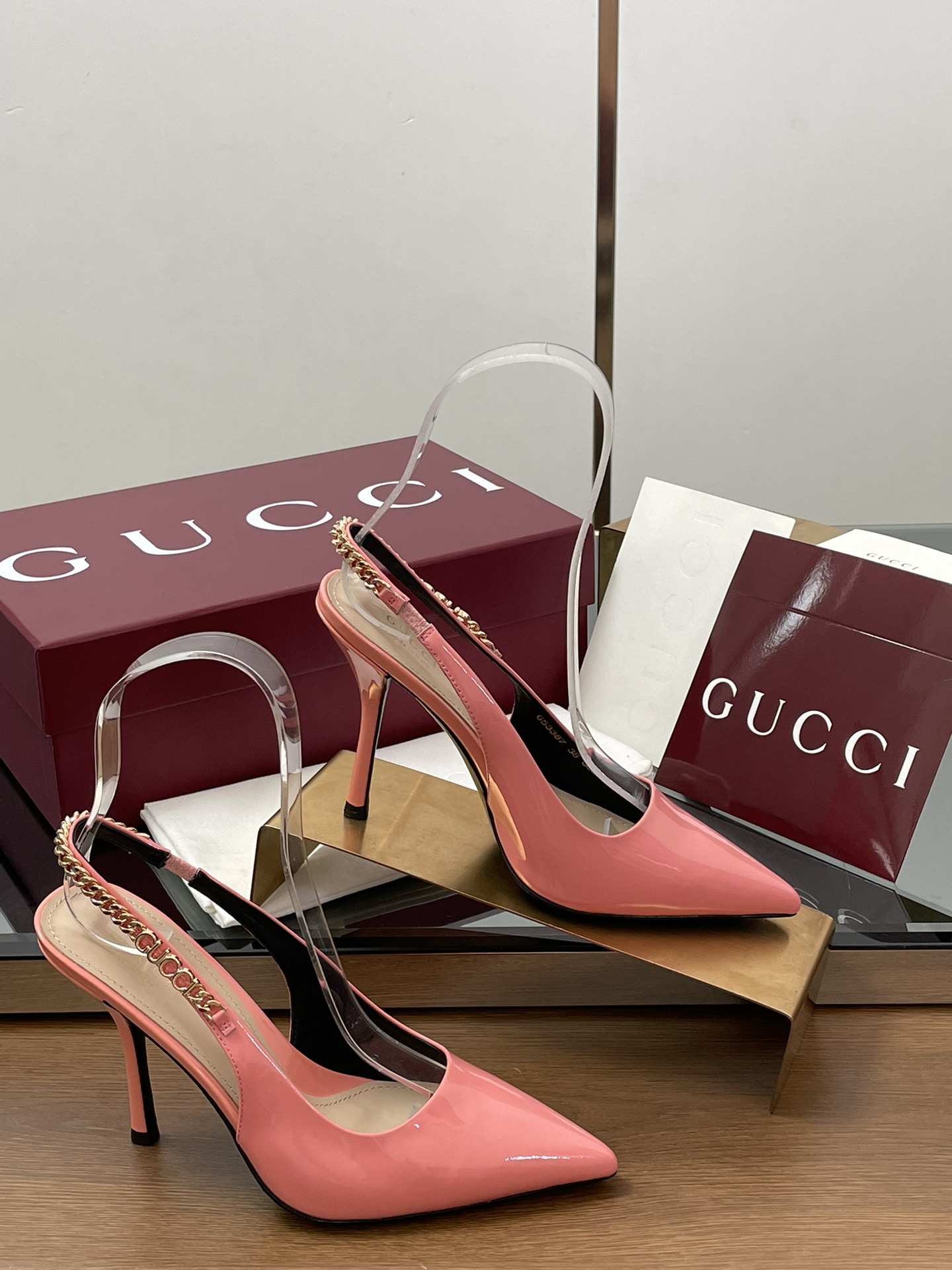 NO:679361,2025 new color G family new GUcc letter buckle L O G O chain high heel sandals cat heel shoes Top version, welcome to compare. Original 1:1 replica. Note that the original lining is black and the foot pads are apricot. Many of the ones on the market are incorrect. Please be sure to check our authenticity guarantee. The upper is imported high-grade soft patent leather. The lining/foot pads are full-grained high-grade lambskin. The sole is Italian top genuine leather. The heel height is 10.5cm 4.5 cm.  Matching sizes 35-42 (41/40/42 custom-made, non-returnable) Original full set of green packaging Gucci creative director launches new slingback pumps, a commitment to gender equality and advocating female empowerment, with pointed toe gallery-shaped embellished chic chain details, highlighting beauty, strength and free spirit, high heels and sandals, gucci, gucci, sandals, high heels, sheepskin198609092025新配色G家新款GUcc字母扣L O G O链条高跟凉鞋猫跟鞋  顶级版本、欢迎比对. 原版1:1复刻 注意原版内里是黑色垫脚杏色 市面通货内里很多都不对版哦请认准咱家正品保证 鞋面进口高档软漆皮 内里/垫脚全粒纹高档小羊皮 鞋底意大利顶级真皮底 跟高10.5cm 4.5 cm 配码35-42（41/40/42定做不退换） 包装原版全套绿色包装 Gucci创作总监推出全新露跟浅口鞋,对于性别平等和倡导女性赋权的承诺,尖头廊形缀饰别致链条细节,彰显美丽,力量和自由精神,高跟鞋凉鞋,gucci,gucci,sandals,high heels,sheepskin,Women's Shoes