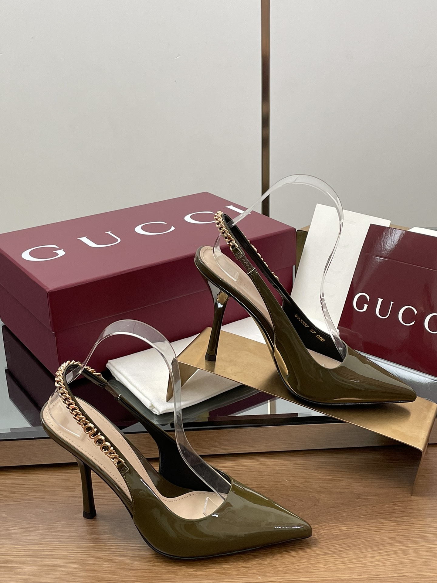 NO:679356,2025 new color G family new GUcc letter buckle L O G O chain high heel sandals cat heel shoes Top version, welcome to compare. Original 1:1 replica. Note that the original lining is black and the foot pads are apricot. Many of the ones on the market are incorrect. Please be sure to check our authenticity guarantee. The upper is imported high-grade soft patent leather. The lining/foot pads are full-grained high-grade lambskin. The sole is Italian top genuine leather. The heel height is 10.5cm 4.5 cm.  Matching sizes 35-42 (41/40/42 custom-made, non-returnable) Original full set of green packaging Gucci creative director launches new slingback pumps, a commitment to gender equality and advocating female empowerment, with pointed toe gallery-shaped embellished chic chain details, highlighting beauty, strength and free spirit, high heels and sandals, gucci, gucci, sandals, high heels, sheepskin198609092025新配色G家新款GUcc字母扣L O G O链条高跟凉鞋猫跟鞋  顶级版本、欢迎比对. 原版1:1复刻 注意原版内里是黑色垫脚杏色 市面通货内里很多都不对版哦请认准咱家正品保证 鞋面进口高档软漆皮 内里/垫脚全粒纹高档小羊皮 鞋底意大利顶级真皮底 跟高10.5cm 4.5 cm 配码35-42（41/40/42定做不退换） 包装原版全套绿色包装 Gucci创作总监推出全新露跟浅口鞋,对于性别平等和倡导女性赋权的承诺,尖头廊形缀饰别致链条细节,彰显美丽,力量和自由精神,高跟鞋凉鞋,gucci,gucci,sandals,high heels,sheepskin,Women's Shoes