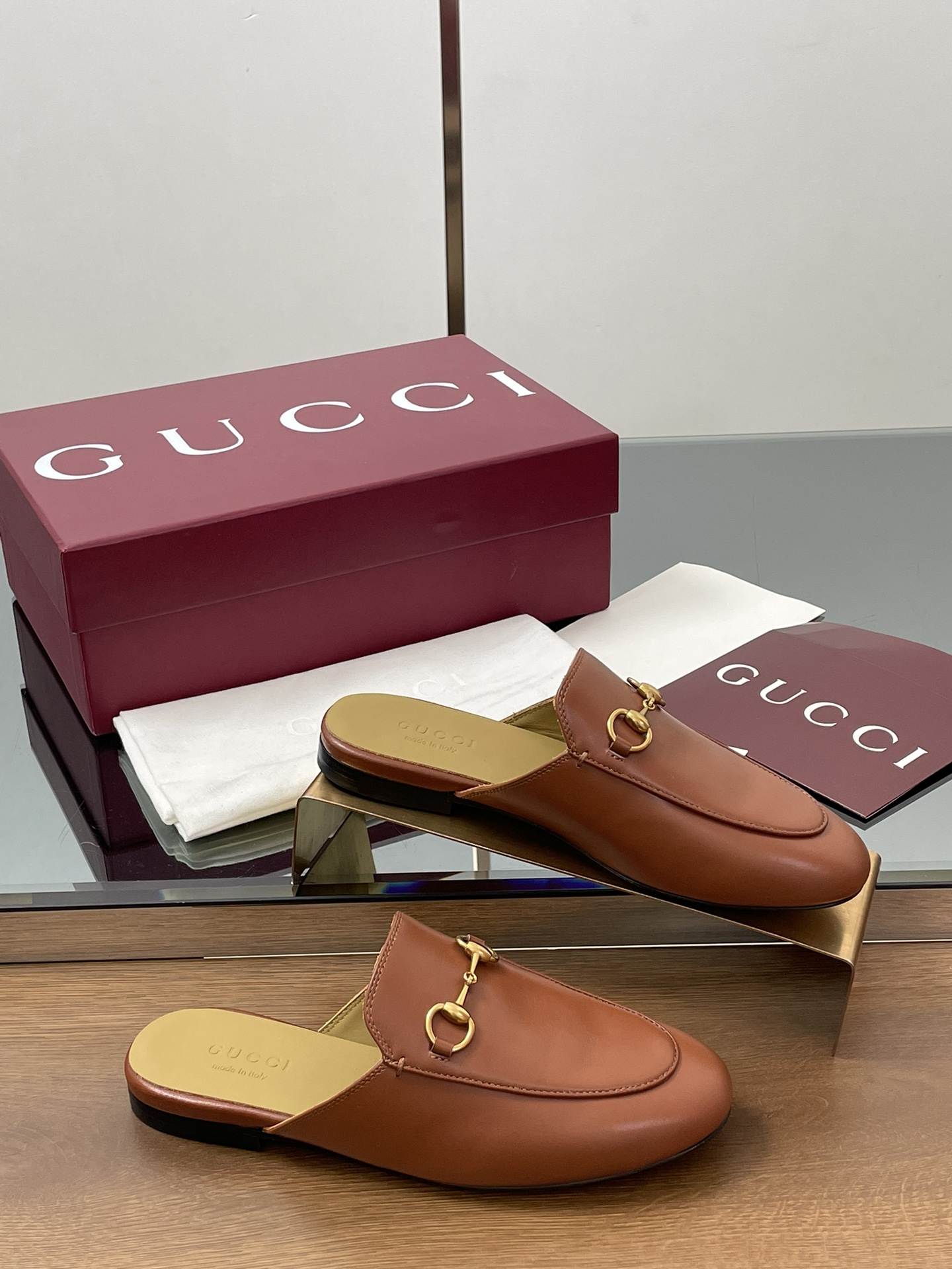 NO:460411,New Gucci New Colors of Angela Burgundy New Packaging Princetown Series Loafers Single Shoes Slippers Top Quality Highest Edition Mule Shoes Original Customized Imported Leather Inner/Footbed: Cowhide Lift. Outsole Original Italian Leather Sole Size 35-41. (4041 Customized No Return and Exchange) Packaging Counter Full Set of Encore Red Packaging As an outstanding representative of Gucci Design and Inheritance, Horse Bed Loafers Vividly Shows Classic Elegant Style. This shoe is selected for the latest Encore Red New Leather, and is craftsmanship and classic Horse Bed Slippers, Loafers, Slippers, cowhide19860909春秋新款Gucci 新配色安可拉酒红新包装Princetown系列乐福单鞋拖鞋顶级品质 最高版慕勒鞋 面料原版定制进口皮 内里／垫脚:牛皮里. 大底原版意大利真皮底 尺码35-41.（4041定做不退换） 包装专柜全套安可拉红色包装 作为Gucci设计传承的杰出代表,马衔扣乐福鞋生动彰显经典优雅格调.这款鞋履甄选最新安可拉红新色皮革打造,匠心融蕴经典马衔扣造型配件,乐福鞋半拖,gucci,loafers,slippers,cowhide,Women's Shoes
