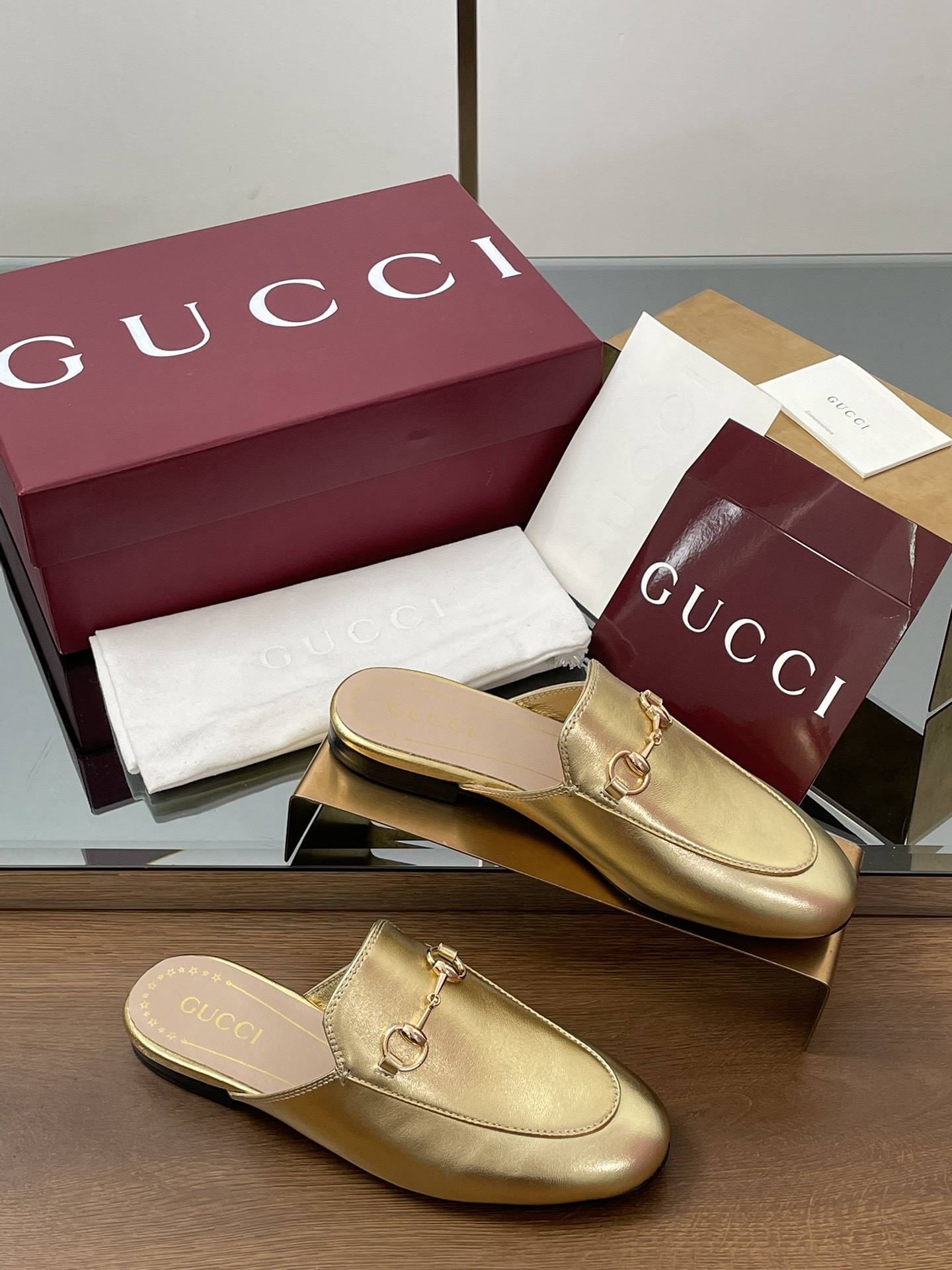 NO:460404,2025 Spring and Autumn New Gucci New Colors Angela Burgundy New Packaging Princetown Series Love Semi-slippers Top Quality Highest Edition Mulles Fabric Original Customized Imported Metal Leather Inner/Foot pad: Cowhide Lift. Outsole Original Italian Leather Sole Size 35-41. (4041 Customized No Return and Exchange) Packaging Counter Full Set of Encore Red Packaging As an outstanding representative of Gucci Design and Inheritance, Horse Bed Loafers Vividly Shows Classic Elegant Style. This shoe is selected as the latest Encore Red New Leather, and is craftsmanship and classic Horse Bed Styling Accessories, Loafers Semi-Travels, Gucci, Loafers, slippers, cowhide198609092025春秋新款Gucci 新配色安可拉酒红新包装Princetown系列乐福半拖鞋顶级品质 最高版慕勒鞋 面料原版定制进口金属皮 内里／垫脚:牛皮里. 大底原版意大利真皮底 尺码35-41.（4041定做不退换） 包装专柜全套安可拉红色包装 作为Gucci设计传承的杰出代表,马衔扣乐福鞋生动彰显经典优雅格调.这款鞋履甄选最新安可拉红新色皮革打造,匠心融蕴经典马衔扣造型配件,乐福鞋半拖,gucci,loafers,slippers,cowhide,Women's Shoes