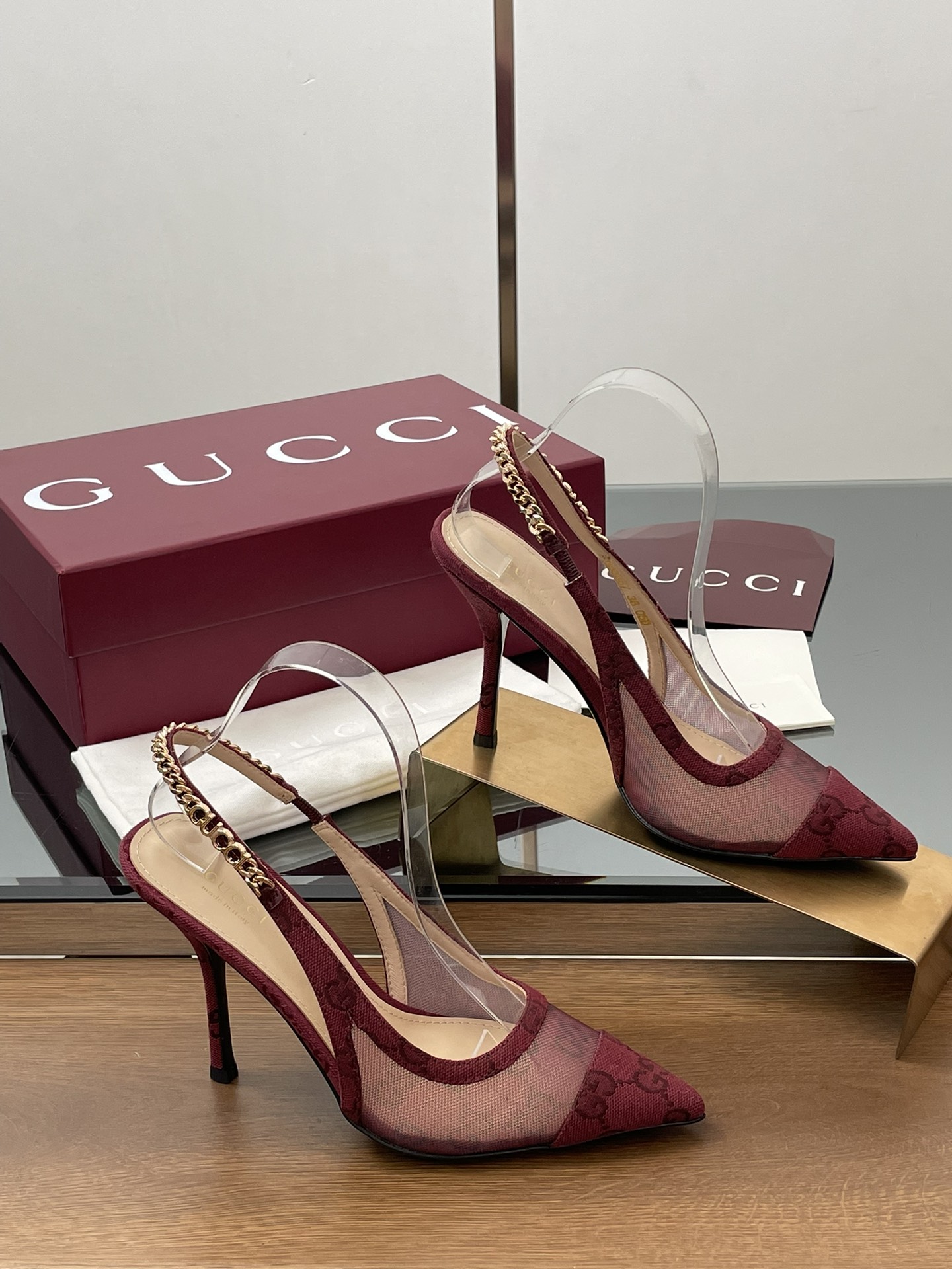 NO:679378,2025 early spring G family new GUcc letter buckle L O G O chain high heel sandals sexy mesh stitching cat heel sandals Top version, welcome to compare. Original 1:1 replica Note that the original lining is matching color, the foot pads are apricot color. Many of the insides on the market are not the right version. Please look for our authenticity guarantee. The upper is imported G G old calico + imported mesh. The lining/foot pads are full-grained high-end lambskin. The sole is Italian top genuine leather sole.  Heel height 10.5cm 4.5 cm Matching sizes 35-42 (41/40/42 customized, non-returnable) Packaging Original full set of Ancola wine red packaging  Gucci's creative director launches new slingback pumps, a commitment to gender equality and advocating female empowerment. The pointed toe gallery is embellished with chic eye-catching chain details, highlighting beauty, strength and free spirit. Imported mesh splicing adds fashionable charm to new season wear. High-heeled sandals, gucci, gucci, sandals, high heels, sheepskin198609092025早春G家新款GUcc字母扣L O G O链条高跟凉鞋性感网纱拼接猫跟鞋凉鞋  顶级版本、欢迎比对. 原版1:1复刻 注意原版内里是配面色,垫脚杏色 市面通货内里很多都不对版哦请认准咱家正品保证 鞋面进口G G老花布+进口网纱 内里/垫脚全粒纹高档小羊皮 鞋底意大利顶级真皮底 跟高10.5cm 4.5 cm 配码35-42（41/40/42定做不退换） 包装原版全套安可拉酒红包装 Gucci创作总监推出全新露跟浅口鞋,对于性别平等和倡导女性赋权的承诺,尖头廊形缀饰别致吸睛链条细节,彰显美丽,力量和自由精神,进口网纱拼接为新季穿搭增添时尚魅力,高跟鞋凉鞋,gucci,gucci,sandals,high heels,sheepskin,Women's Shoes