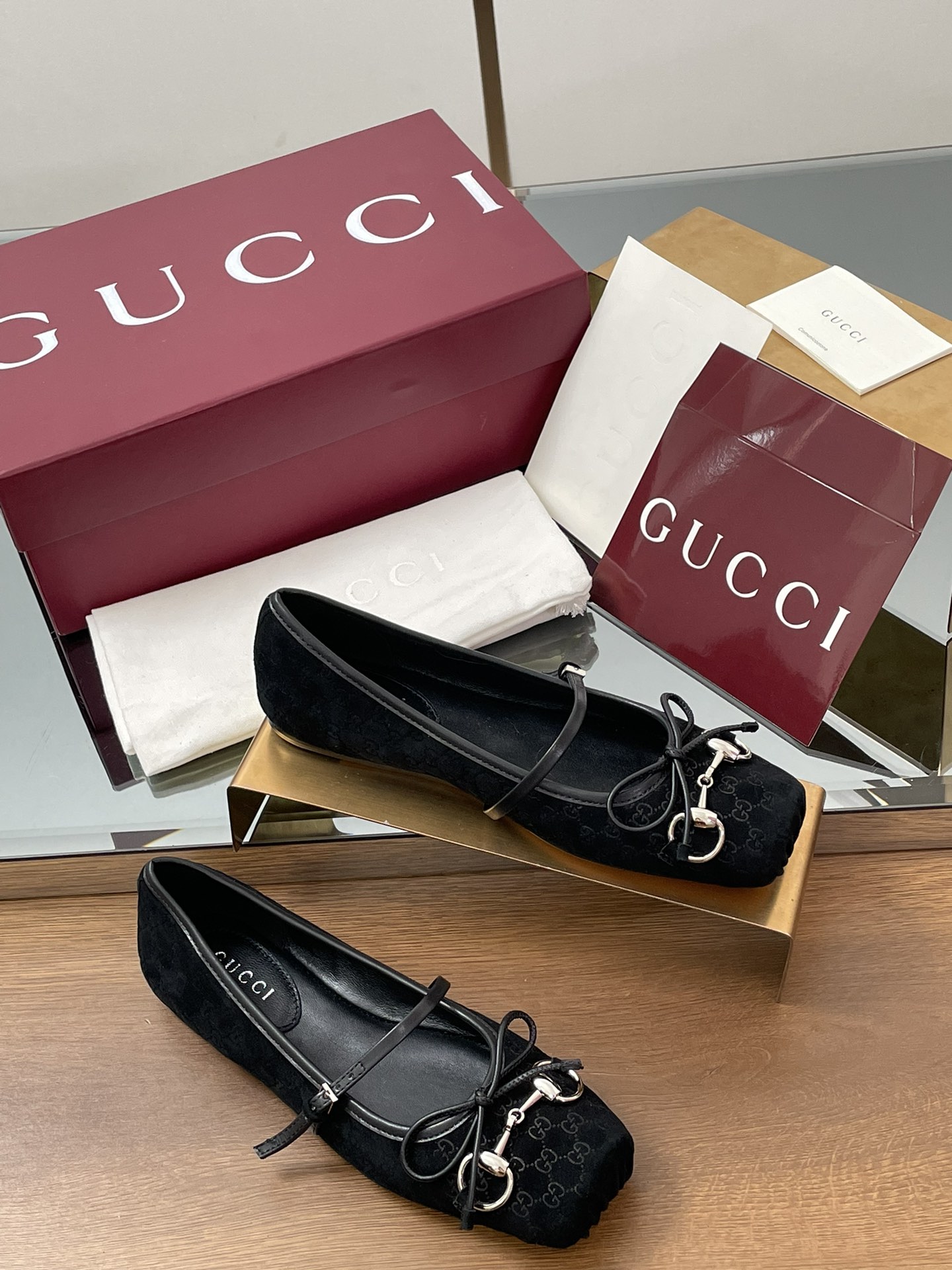 NO:760709,GuCC high-end boutique 2025 overseas early spring series [mini GG] new flat ballet shoes, horsebit, new small square-toe shoes, classic, exquisite, elegant, playful, fashionable flat shoes, high-quality sweet college-style loafers, original single quality! Every detail has been carefully crafted, comparable to ZG, no second quality!  Original fabric, custom-made imported silk/sheepskin/sheepskin, hardware from Dongguan factory, molded rivets, horsebits, lining/foot pads, high-end customized silk/sheepskin lining, high flat sole, outsole, Italian genuine leather sole, size 35-41 (40, 41, 42, custom-made, non-returnable) ●Italian creation, full set of red high-end original packaging, single shoes, gucci, flats, sheepskin, real silk, sheep19860909GuCC高端精品 2025海外早春系列【迷你GG】新品平底芭蕾鞋马衔扣新款小方头单鞋经典精致优雅俏皮时髦平底鞋高质感甜美学院风便鞋 原汁原味原单品质!每个细节皆经过精心细致打造,可与ZG对比如一,无二品质！ 面料原版定制进口真丝/羊京/羊皮 五金东莞大厂开模铆钉 马衔扣 内里／垫脚高端定制真丝/羊皮里 跟高平底 大底意大利真皮底 尺码35-41（40 41 42定做,不退换） ●意大利创作 红色全套高档原包装,单鞋,gucci,flats,sheepskin,real silk,sheep,Women's Shoes