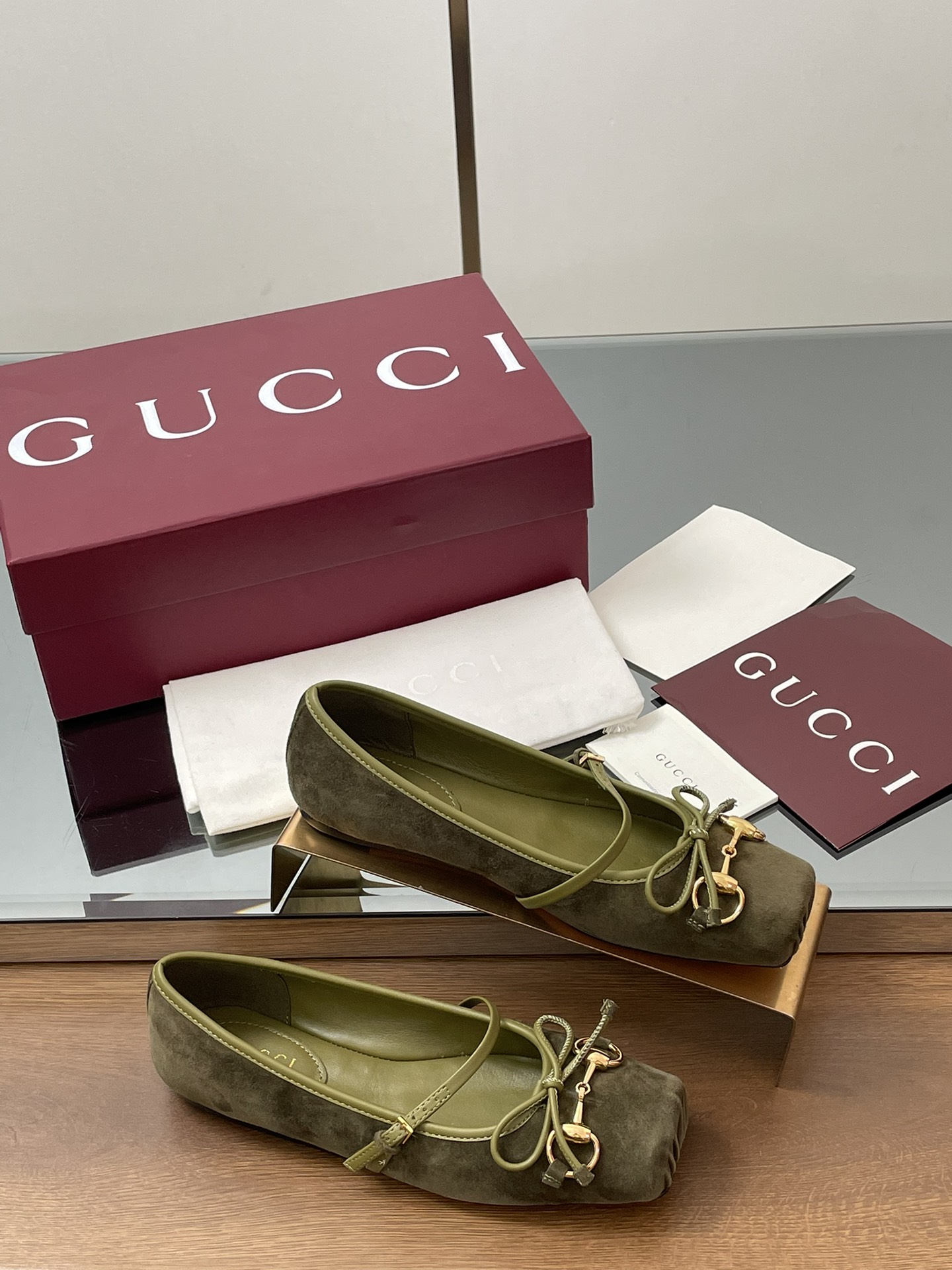 NO:760698,GuCC high-end boutique 2025 overseas early spring series new flat ballet shoes horsebit new small square-toe shoes classic exquisite elegant playful fashionable flat shoes high-quality sweet college style casual shoes authentic original single quality! Every detail has been carefully crafted and can be compared with ZG, no second quality!  Original fabric, custom-made imported silk/sheepskin/sheepskin, hardware from Dongguan factory, molded rivets, horsebits, lining/foot pads, high-end customized silk/sheepskin lining, high flat sole, outsole, Italian genuine leather sole, size 35-41 (40, 41, 42, custom-made, non-returnable) ●Italian creation, full set of red high-end original packaging, single shoes, gucci, flats, sheepskin, real silk, sheep19860909GuCC高端精品 2025海外早春系列新品平底芭蕾鞋马衔扣新款小方头单鞋经典精致优雅俏皮时髦平底鞋高质感甜美学院风便鞋 原汁原味原单品质!每个细节皆经过精心细致打造,可与ZG对比如一,无二品质！ 面料原版定制进口真丝/羊京/羊皮 五金东莞大厂开模铆钉 马衔扣 内里／垫脚高端定制真丝/羊皮里 跟高平底 大底意大利真皮底 尺码35-41（40 41 42定做,不退换） ●意大利创作 红色全套高档原包装,单鞋,gucci,flats,sheepskin,real silk,sheep,Women's Shoes