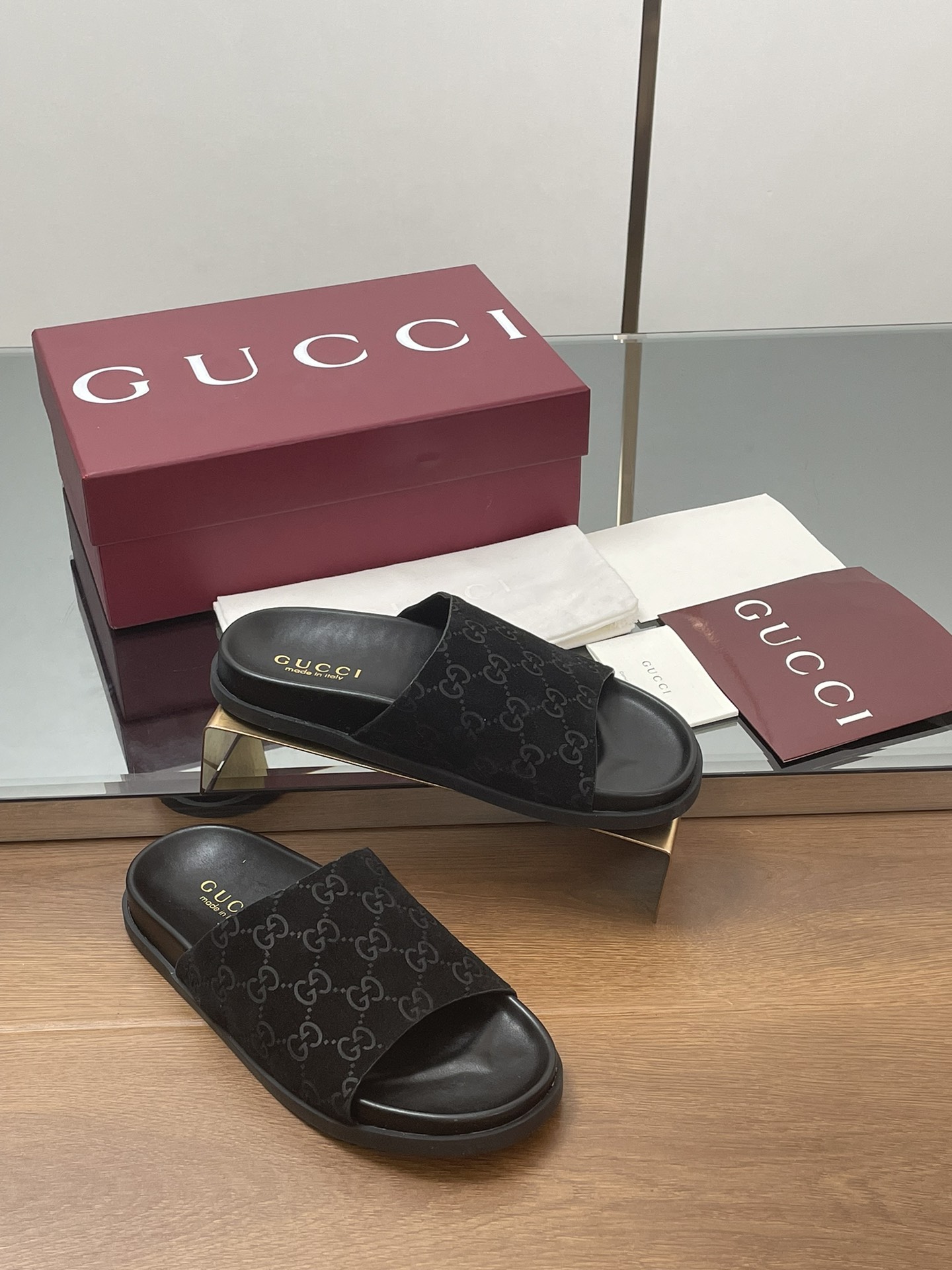 NO:264841,[GG letters new thin sole] Gucci latest spring and summer double GG series beach slippers thick-soled sandals One-line sandals This sandal is made of classic GG printing embroidery technology, with one-line wide straps and rubber sole shapes to create an excellent shoe design. The GG logo began to be used in the 1970s and evolved from the Gucci diamond diamond pattern design that originally originated in the 1930s. Since its introduction, it has become the iconic Gucci traditional classic element. Fabric classic GG embossed Yangjing deer leather, inner water dyed cowhide li Size 35-43 Standard size, 414243 Custom made without return or exchange Packaging full set of original high-end packaging ●Original sole imported GG letter rubber combination sole ●Italian creation Authentic development!  The material and craftsmanship are consistent with the original version!  ,slippers,gucci,sandals,slippers,cowhide,sheep19860909【GG字母新薄底】古奇最新春夏双GG系列沙滩拖鞋厚底凉鞋 一字凉拖鞋 这款凉鞋由经典GG印花刺绣工艺制作,一字宽幅绑带搭配橡胶鞋底造型,打造出色的鞋款设计.GG标志于20世纪70年代开始使用,由最初起源于20世纪30年代的Gucci钻石菱格纹设计演化而来,自面世之后,便成为标志性的Gucci传统经典元素. 面料经典GG压纹羊京鹿皮 内里水染牛皮里 尺码35-43 标准码,414243 定做不退不换 包装全套原版高端包装 ●大底原版开模进口GG字母橡胶组合鞋底 ●意大利创作 正品开发！ 材质,工艺与原版一致！,拖鞋,gucci,sandals,slippers,cowhide,sheep,Women's Shoes