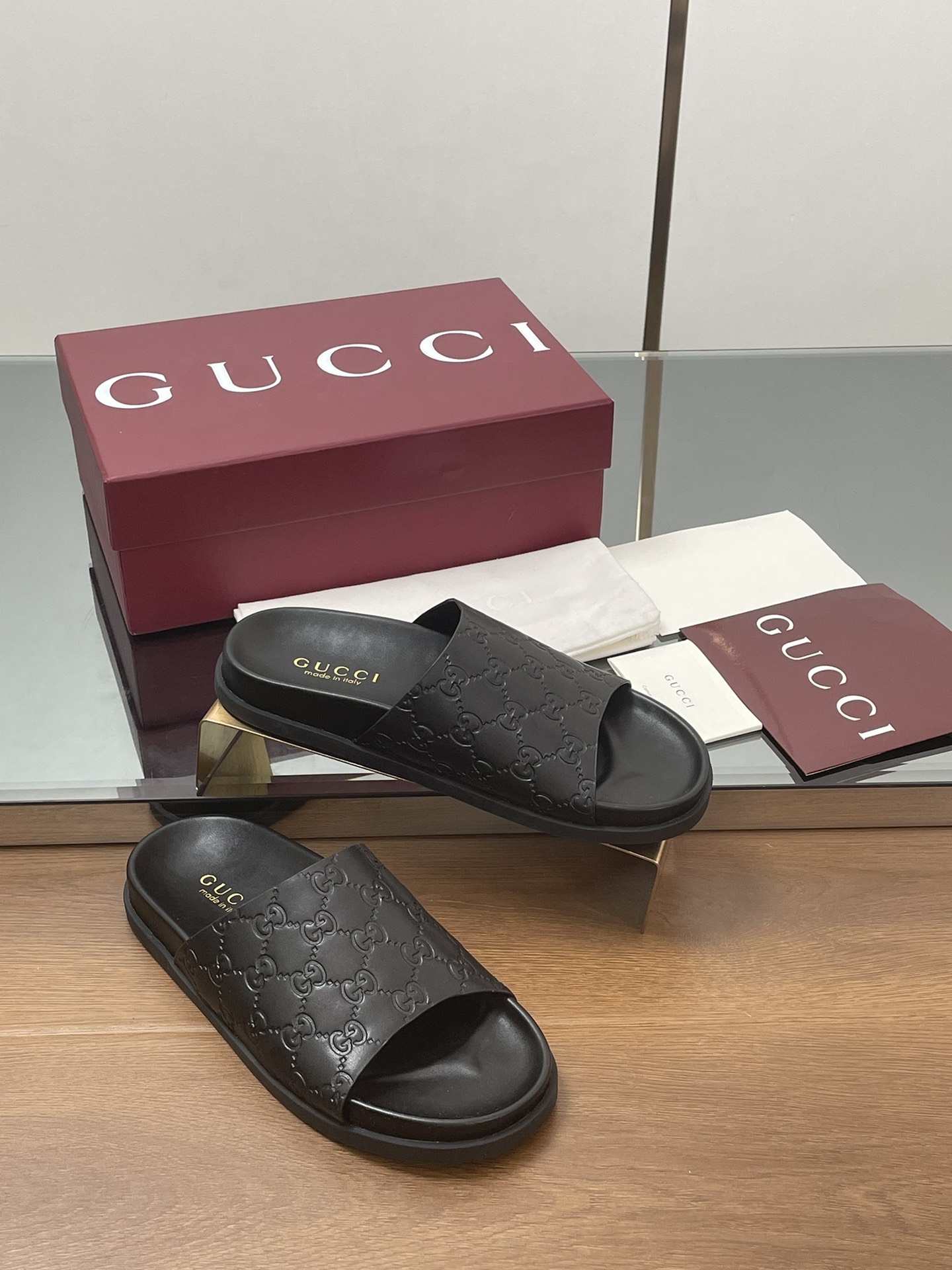 NO:264844,[GG letters new thin sole] Gucci latest spring and summer double GG series beach slippers thick-soled sandals One-line sandals This sandal is made of classic GG printing embroidery technology, with one-line wide straps and rubber sole shapes to create an excellent shoe design. The GG logo began to be used in the 1970s and evolved from the Gucci diamond diamond pattern design that originally originated in the 1930s. Since its introduction, it has become the iconic Gucci traditional classic element. Fabric classic GG embossed cowhide inner water dyed cowhide Size 35-43 Standard size, 414243 Custom made without return or exchange Packaging full set of original high-end packaging ●Original original mold-opening imported GG letter rubber combination sole ●Italian creation Authentic development!  The material and craftsmanship are consistent with the original version!  ,slippers,gucci,sandals,slippers,cowhide19860909【GG字母新薄底】古奇最新春夏双GG系列沙滩拖鞋厚底凉鞋 一字凉拖鞋 这款凉鞋由经典GG印花刺绣工艺制作,一字宽幅绑带搭配橡胶鞋底造型,打造出色的鞋款设计.GG标志于20世纪70年代开始使用,由最初起源于20世纪30年代的Gucci钻石菱格纹设计演化而来,自面世之后,便成为标志性的Gucci传统经典元素. 面料经典GG压纹牛皮 内里水染牛皮里 尺码35-43 标准码,414243 定做不退不换 包装全套原版高端包装 ●大底原版开模进口GG字母橡胶组合鞋底 ●意大利创作 正品开发！ 材质,工艺与原版一致！,拖鞋,gucci,sandals,slippers,cowhide,Women's Shoes