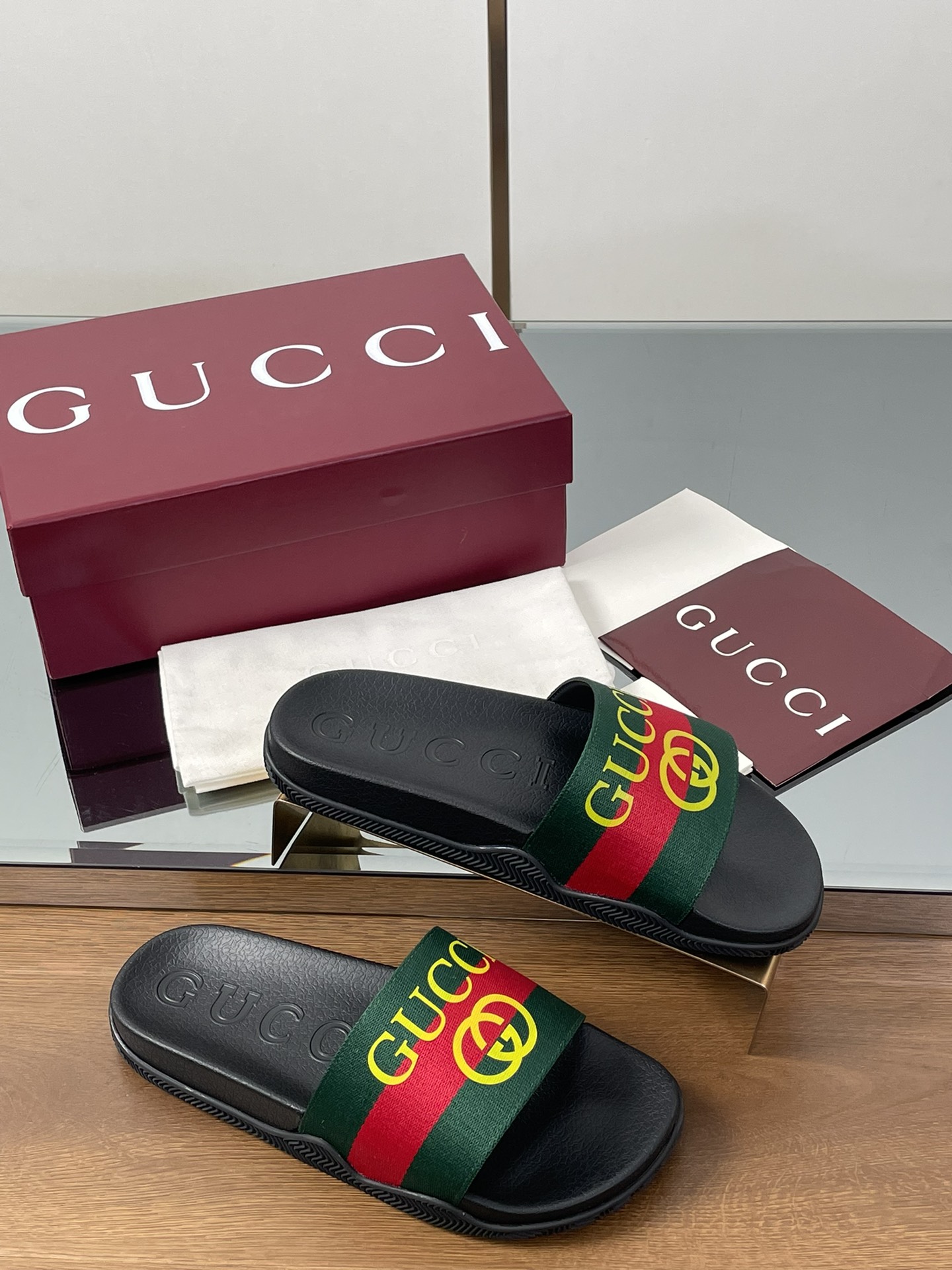 NO:390032,Gucci Game series hit [same style for men and women] sandals summer brand logo letter logo new thick-soled slippers jelly beach shoes original one-to-one opening brand logo letter rubber, unique modern styling.  Striped webbing mixes the summer style and beach style of the Italian coast. It reinterprets the brand's classic design and exquisite patterns from a modern perspective. It adopts a foot design and embellishes the brand's iconic red and green webbing 100% restores the original version. All details are the same as the original version. The original upper is replicated with rubber injection molding. The sole is out of the bottom.  Flat bottom rubber sole size 36-46 Packaging full set of original encore red packaging, slippers, gucci, sandals, slippers19860909Gucci Game系列爆款【男女情侣同款】凉鞋夏季品牌标志字母Logo新款厚底拖鞋果冻沙滩鞋 原版一比一开模品牌标志字母橡胶,独特的现代造型．条纹织带混合意大利海岸的夏日风格和海滩风情以现代视角焕新诠释品牌的经典设计和精致图案重工打造,采用套脚设计,鞋身缀饰品牌标志性红绿织带百分百还原原版所有细节材质版型完全和原版一样细节百分之百原板复刻 鞋面原版开模橡胶注塑一体成型 大底．平底橡胶底 尺码36-46 包装全套原版安可拉红色包装,拖鞋,gucci,sandals,slippers,Women's Shoes