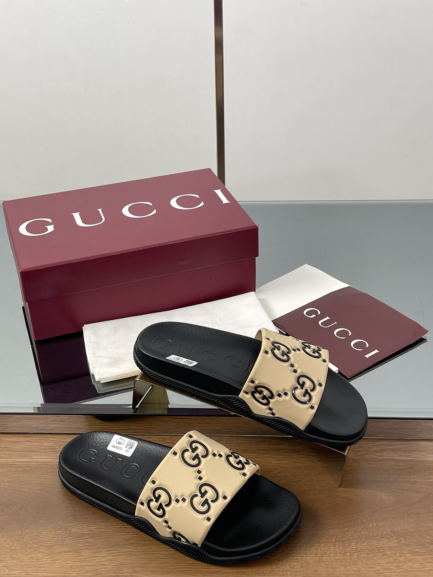 NO:390038,Gucci Game series hit [same style for men and women] G G embossed sandals summer brand logo letter logo new thick-soled slippers jelly beach shoes original one-to-one opening brand logo letter rubber, unique modern styling.  Striped webbing mixes the summer style and beach style of the Italian coast. It reinterprets the brand's classic design and exquisite patterns from a modern perspective. It adopts a foot design and embellishes the brand's iconic red and green webbing 100% restores the original version. All details are the same as the original version. The original upper is replicated with rubber injection molding. The sole is out of the bottom.  Flat bottom rubber sole size 36-46 Packaging full set of original encore red packaging, slippers, gucci, sandals, slippers19860909Gucci Game系列爆款【男女情侣同款】G G压纹凉鞋夏季品牌标志字母Logo新款厚底拖鞋果冻沙滩鞋 原版一比一开模品牌标志字母橡胶,独特的现代造型．条纹织带混合意大利海岸的夏日风格和海滩风情以现代视角焕新诠释品牌的经典设计和精致图案重工打造,采用套脚设计,鞋身缀饰品牌标志性红绿织带百分百还原原版所有细节材质版型完全和原版一样细节百分之百原板复刻 鞋面原版开模橡胶注塑一体成型 大底．平底橡胶底 尺码36-46 包装全套原版安可拉红色包装,拖鞋,gucci,sandals,slippers,Women's Shoes