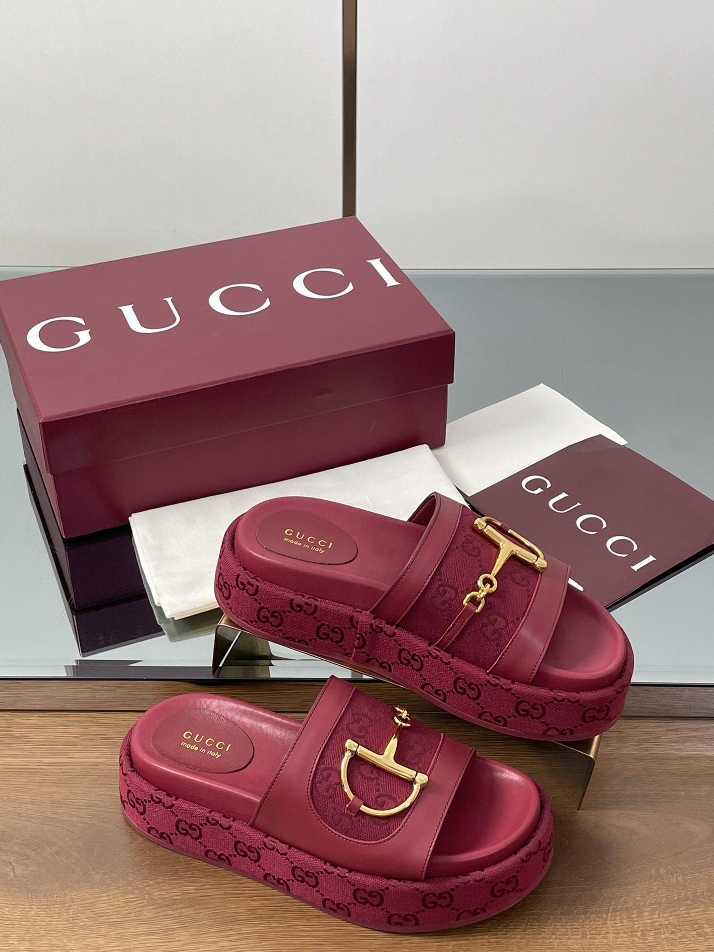 NO:390052,Gucci/Gucci Summer's latest D-line light gold horse buckle new thick-soled waterproof platform open-toed one-slide slippers thick-soled Gucci large D half-male buckle sandals wedge thick-soled waterproof platform open-toed sandals, a must-have for shoe cabinets Original cover, high-end quality This sandal is quite recognizable, classic D-New Horse buckle details, gold tones, full of charm, made of exquisite sheepskin, the design combines traditional inspiration with modern versatile style, elegant embellishment of warm season, refreshing and high-end integration of the heavy historical heritage of the water table with modern fashion style, imported fabric G G canvas + wax leather Original 1:1 custom hardware Inner footbed sheepskin lining, large sole original mold-opening imported G G letter rubber combination sole 5.5 cm Size 35-43 (ordered by 40414253) Packaging full set of red original high-end packaging  Italian creation, slippers, gucci, sandals, slippers, sheepskin19860909Gucci/古奇夏季最新D字浅金马衔扣新品厚底防水台露趾一字拖鞋厚底 Gucci大D半马衔扣凉鞋坡跟厚底防水台露趾凉鞋,鞋柜必备款 原版套楦 高端品质 这款凉鞋颇具辨识度经典大D新马衔扣扣细节,金色调配件,尽显别样魅力,采用精致羊皮打造,设计融合传统灵感与现代百搭风格,优雅点缀暖季造型清爽高级将水台厚重历史底蕴与现代时尚型格融为一体 面料进口G G帆布+蝚蜡皮 原版1:1定制五金 内里 垫脚羊皮里 大底原版开模进口G G字母橡胶组合底 跟高5.5 cm 码数35-43（40414253订） 包装全套红色原版高端包装 意大利创作,拖鞋,gucci,sandals,slippers,sheepskin,Women's Shoes