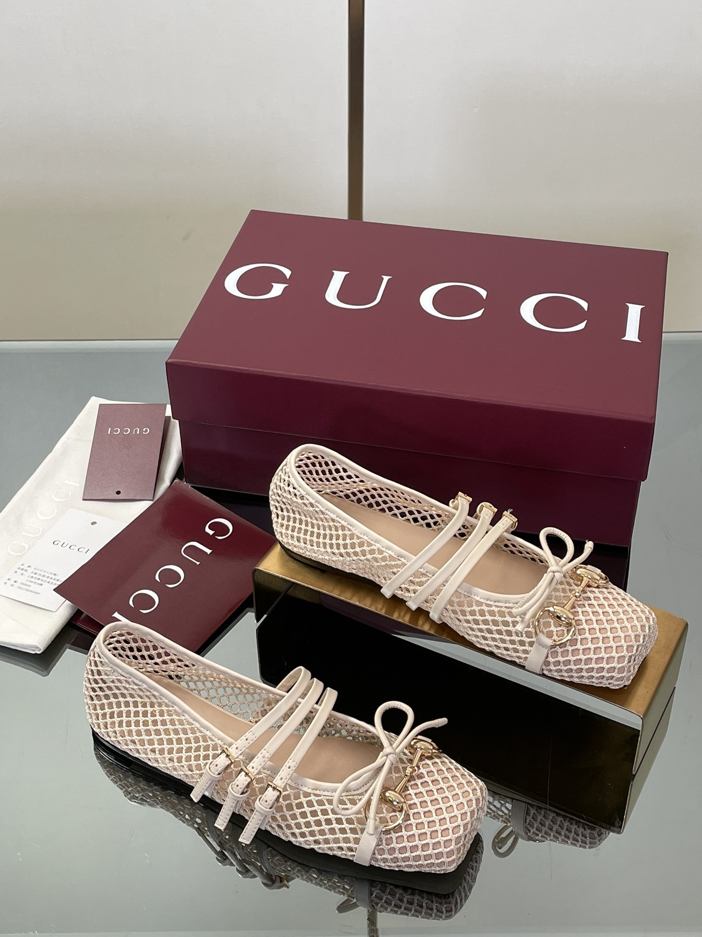 NO:760805,GuCC high-end boutique 2025 early autumn series new product Gucci Horsebit [Mesh Fishnet Style] Flat Ballet Shoes Horsebit New Small Square Toe Shoes Classic Exquisite Elegant Playful Fashionable Fishnet Cool Flat Shoes High-texture Sweet College Style Slip-Ons Authentic Original Quality! Every detail is carefully crafted and can be compared with ZG, no second quality!  This iconic horsebit flat shoe is designed with a square toe and elegant bow details to pay tribute to the traditional ballet shoe style. This single product is crafted with mesh fabric and is paired with a soft sheepskin lined insole to create an excellent wearing experience. The fabric is original custom-made imported mesh fabric + sheepskin. Hardware is molded from a large Dongguan factory with rivets. Horsebit lining/foot pads. High-end custom sheepskin lining. High flat sole. Outsole Italian genuine leather sole.  Size 35-42 (40 41 42 customized, non-returnable) ●Italian creation, red full set of high-end original packaging, single shoes, gucci, flats, sheepskin19860909GuCC高端精品 2025早秋系列新品Gucci Horsebit【网眼鱼网风】平底芭蕾鞋马衔扣新款小方头单鞋经典精致优雅俏皮时髦鱼网清凉平底鞋高质感甜美学院风便鞋 原汁原味原单品质!每个细节皆经过精心细致打造,可与ZG对比如一,无二品质！ 这款标志性的马衔扣平底鞋,选用方形鞋头设计,搭配雅致的蝴蝶结细节,致敬传统芭蕾舞鞋款型.这款单品采用网眼布匠心打造构造,配以柔软羊皮加衬内底,打造出色穿着体验 面料原版定制进口网眼面料+羊皮 五金东莞大厂开模铆钉 马衔扣 内里／垫脚高端定制羊皮里 跟高平底 大底意大利真皮底 尺码35-42（40 41 42定做,不退换） ●意大利创作 红色全套高档原包装,单鞋,gucci,flats,sheepskin,Women's Shoes