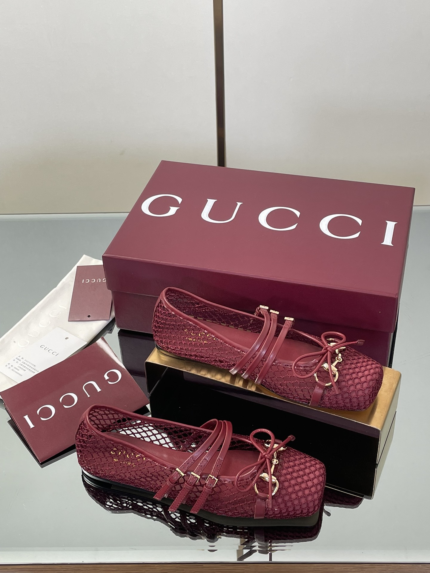 NO:760764,GuCC high-end boutique 2025 early autumn series new product Gucci Horsebit [Mesh Fishnet Style] Flat Ballet Shoes Horsebit New Small Square Toe Shoes Classic Exquisite Elegant Playful Fashionable Fishnet Cool Flat Shoes High-texture Sweet College Style Slip-Ons Authentic Original Quality! Every detail is carefully crafted and can be compared with ZG, no second quality!  This iconic horsebit flat shoe is designed with a square toe and elegant bow details to pay tribute to the traditional ballet shoe style. This single product is crafted with mesh fabric and is paired with a soft sheepskin lined insole to create an excellent wearing experience. The fabric is original custom-made imported mesh fabric + sheepskin. Hardware is molded from a large Dongguan factory with rivets. Horsebit lining/foot pads. High-end custom sheepskin lining. High flat sole. Outsole Italian genuine leather sole.  Size 35-42 (40 41 42 customized, non-returnable) ●Italian creation, red full set of high-end original packaging, single shoes, gucci, flats, sheepskin19860909GuCC高端精品 2025早秋系列新品Gucci Horsebit【网眼鱼网风】平底芭蕾鞋马衔扣新款小方头单鞋经典精致优雅俏皮时髦鱼网清凉平底鞋高质感甜美学院风便鞋 原汁原味原单品质!每个细节皆经过精心细致打造,可与ZG对比如一,无二品质！ 这款标志性的马衔扣平底鞋,选用方形鞋头设计,搭配雅致的蝴蝶结细节,致敬传统芭蕾舞鞋款型.这款单品采用网眼布匠心打造构造,配以柔软羊皮加衬内底,打造出色穿着体验 面料原版定制进口网眼面料+羊皮 五金东莞大厂开模铆钉 马衔扣 内里／垫脚高端定制羊皮里 跟高平底 大底意大利真皮底 尺码35-42（40 41 42定做,不退换） ●意大利创作 红色全套高档原包装,单鞋,gucci,flats,sheepskin,Women's Shoes