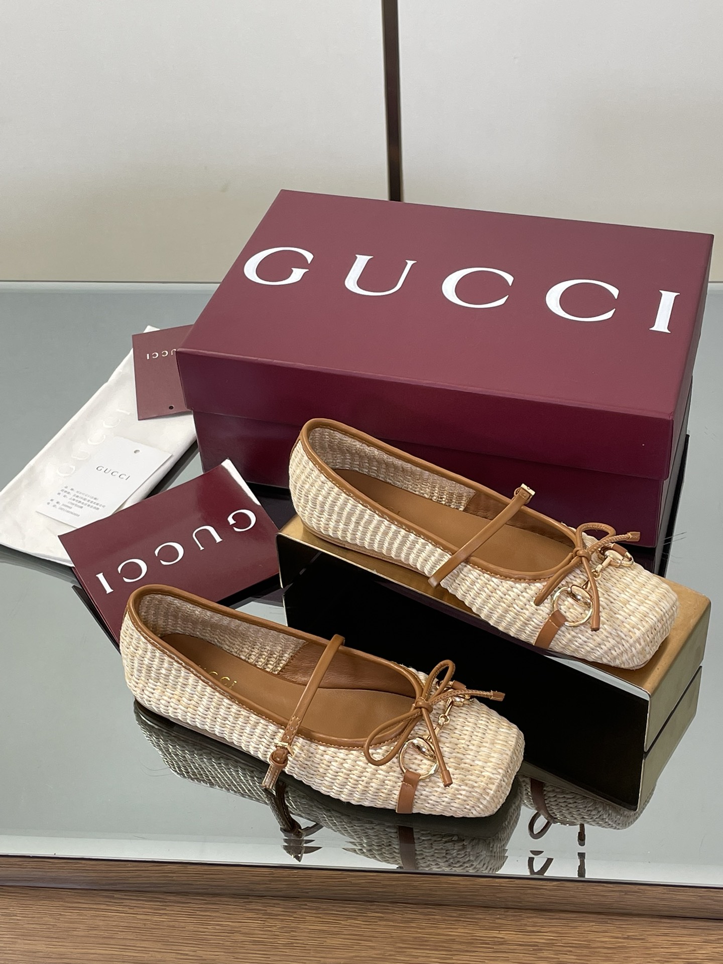 NO:760795,GuCC high-end boutique 2025 early autumn series new product Gucci Horsebit [woven straw] flat ballet shoes horsebit new small square toe shoes classic exquisite elegant playful fashionable fishnet cool flat shoes high-quality sweet college style slip-ons Authentic and original quality! Every detail is carefully crafted and can be compared with ZG, no second quality!  This iconic horsebit flat shoe is designed with a square toe and elegant bow details, paying tribute to the traditional ballet shoe style. This single product is crafted with mesh fabric and is paired with a soft sheepskin lined insole to create an excellent wearing experience. The fabric is original custom-made imported straw fabric + sheepskin. Hardware is molded by Dongguan factory with rivets. Horsebit lining/foot pads. High-end custom sheepskin lining. High flat heel. Outsole Italian genuine leather sole.  Sizes 35-42 (40 41 42 customized, non-returnable) ●Italian creation, red full set of high-end original packaging, single shoes, gucci, flats, espadrilles, sheepskin19860909GuCC高端精品 2025早秋系列新品Gucci Horsebit【编织草编】平底芭蕾鞋马衔扣新款小方头单鞋经典精致优雅俏皮时髦鱼网清凉平底鞋高质感甜美学院风便鞋 原汁原味原单品质!每个细节皆经过精心细致打造,可与ZG对比如一,无二品质！ 这款标志性的马衔扣平底鞋,选用方形鞋头设计,搭配雅致的蝴蝶结细节,致敬传统芭蕾舞鞋款型.这款单品采用网眼布匠心打造构造,配以柔软羊皮加衬内底,打造出色穿着体验 面料原版定制进口草编面料+羊皮 五金东莞大厂开模铆钉 马衔扣 内里／垫脚高端定制羊皮里 跟高平底 大底意大利真皮底 尺码35-42（40 41 42定做,不退换） ●意大利创作 红色全套高档原包装,单鞋,gucci,flats,espadrilles,sheepskin,Women's Shoes