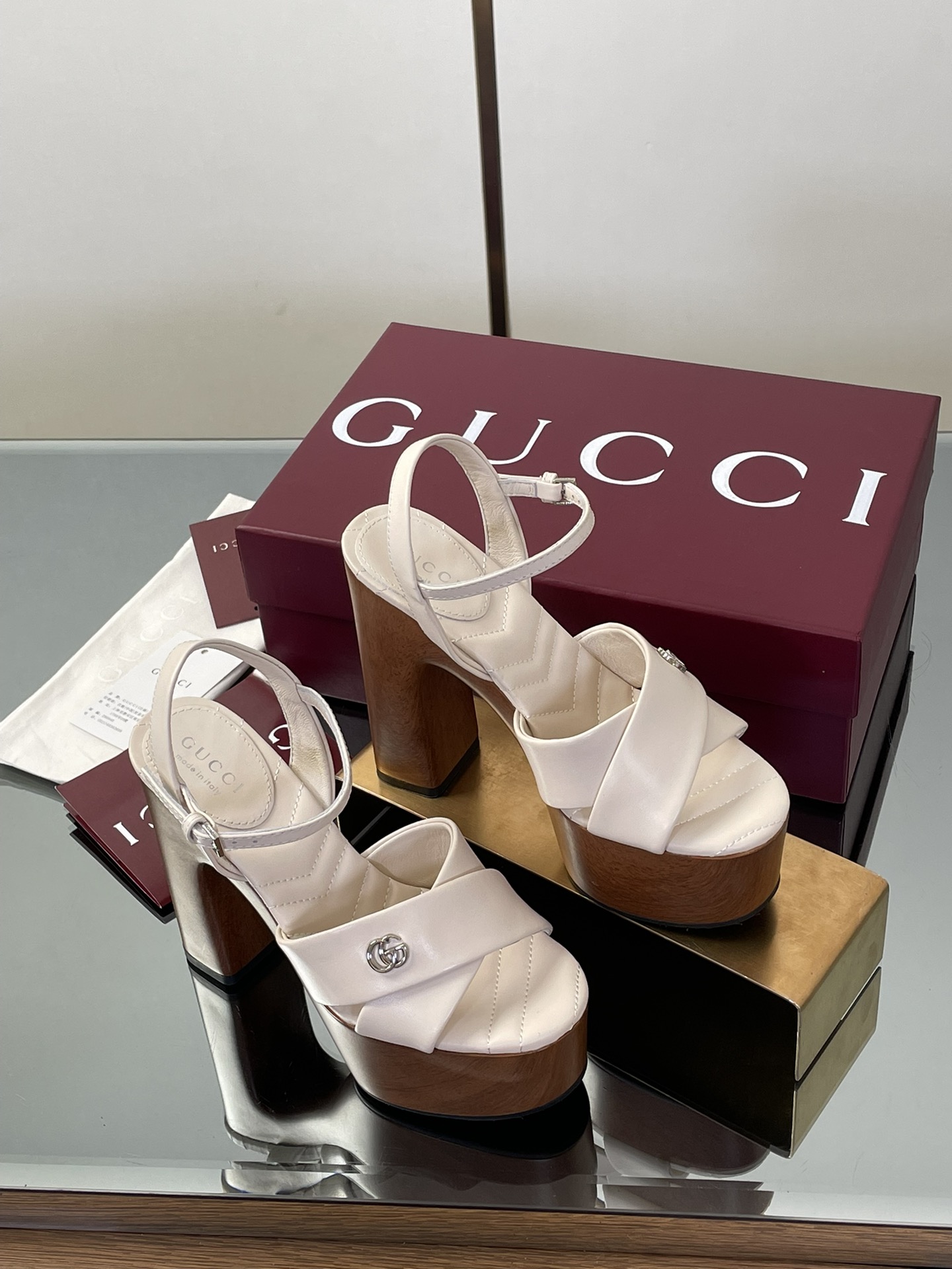 NO:785655,Hot recommendation for the summer of 2025 is the latest small pair of G buckle high-heeled platform cross sandals. GUcc diamond V pattern embroidery open toe wood grain platform wedge sandals. Top version, welcome to compare. Original 1:1 replica. Please pay attention to our authenticity guarantee. Upper imported high-grade sheepskin/metallic leather. Lining/foot pads full-grain high-grade silk lambskin/metallic leather. Sole wood grain mold platform + rubber sole. Heel height 13 cm.  Front platform 5 cm, size 35-42 (41/40/42 custom-made, non-refundable), original full set of Ancora burgundy packaging, these women's sandals are accessorized with classic small double G buckle details, showing a unique charm. Made with exquisite high-end V-shaped diamond pattern embroidery sole, it combines traditional platform bottom inspiration with modern versatile style, elegant embellishment of warm season style, refreshing and high-end, high-heeled sandals, gucci, sandals, high heels, sheepskin19860909热推2025夏季最新小双G扣高跟水台交叉凉鞋 GUcc钻石V纹刺绣露趾木纹水台木履坡跟船底凉鞋 顶级版本、欢迎比对. 原版1:1复刻 注意请认准咱家正品保证 鞋面进口高档羊皮/金属皮 内里/垫脚全粒纹高档丝绸小羊皮 /金属皮 鞋底木纹模具水台+橡胶底 跟高后跟高13 cm 前水台5 cm 配码35-42（41/40/42定做不退换） 包装原版全套安可拉酒红色包装 这款女士凉鞋配饰经典小双G扣细节配件,尽显别样魅力.采用精致高级V字钻石纹刺绣底打造,融合传统水台底灵感与现代百搭风格,优雅点缀暖季造型清爽高级,高跟鞋凉鞋,gucci,sandals,high heels,sheepskin,Women's Shoes