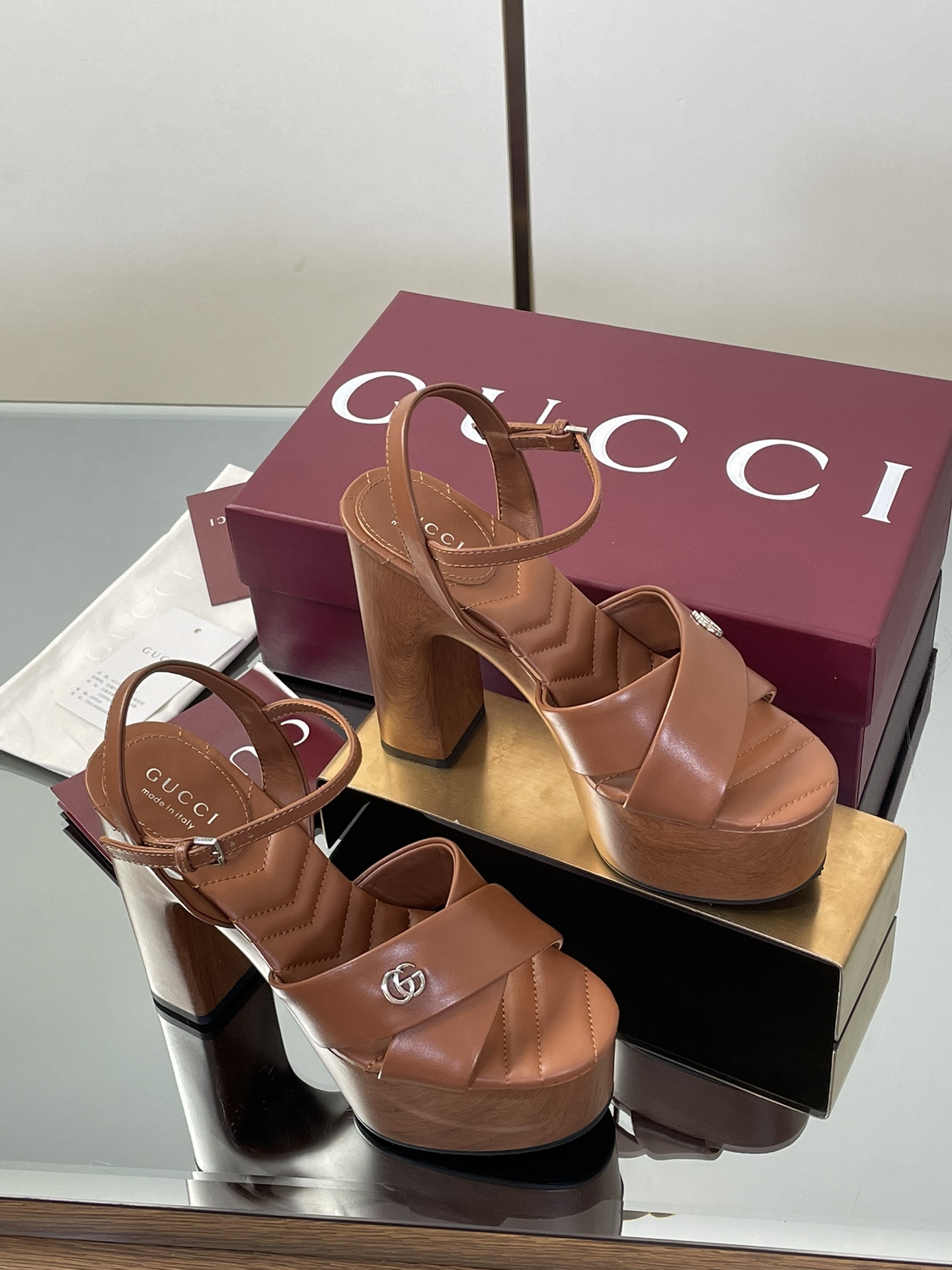 NO:785616,Hot recommendation for the summer of 2025 is the latest small pair of G buckle high-heeled platform cross sandals. GUcc diamond V pattern embroidery open toe wood grain platform wedge sandals. Top version, welcome to compare. Original 1:1 replica. Please pay attention to our authenticity guarantee. Upper imported high-grade sheepskin/metallic leather. Lining/foot pads full-grain high-grade silk lambskin/metallic leather. Sole wood grain mold platform + rubber sole. Heel height 13 cm.  Front platform 5 cm, size 35-42 (41/40/42 custom-made, non-refundable), original full set of Ancora burgundy packaging, these women's sandals are accessorized with classic small double G buckle details, showing a unique charm. Made with exquisite high-end V-shaped diamond pattern embroidery sole, it combines traditional platform bottom inspiration with modern versatile style, elegant embellishment of warm season style, refreshing and high-end, high-heeled sandals, gucci, sandals, high heels, sheepskin19860909热推2025夏季最新小双G扣高跟水台交叉凉鞋 GUcc钻石V纹刺绣露趾木纹水台木履坡跟船底凉鞋 顶级版本、欢迎比对. 原版1:1复刻 注意请认准咱家正品保证 鞋面进口高档羊皮/金属皮 内里/垫脚全粒纹高档丝绸小羊皮 /金属皮 鞋底木纹模具水台+橡胶底 跟高后跟高13 cm 前水台5 cm 配码35-42（41/40/42定做不退换） 包装原版全套安可拉酒红色包装 这款女士凉鞋配饰经典小双G扣细节配件,尽显别样魅力.采用精致高级V字钻石纹刺绣底打造,融合传统水台底灵感与现代百搭风格,优雅点缀暖季造型清爽高级,高跟鞋凉鞋,gucci,sandals,high heels,sheepskin,Women's Shoes