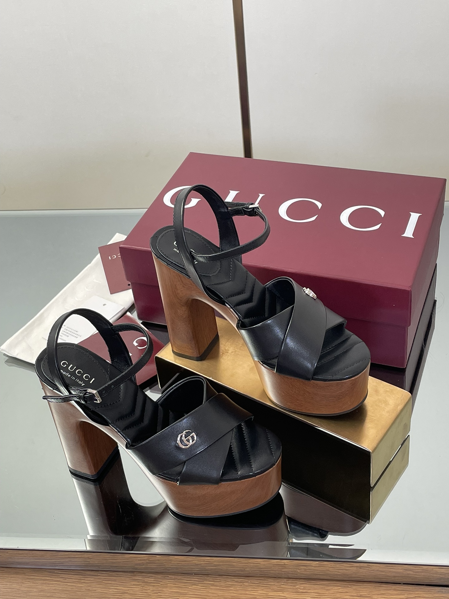 NO:785626,Hot recommendation for the summer of 2025 is the latest small pair of G buckle high-heeled platform cross sandals. GUcc diamond V pattern embroidery open toe wood grain platform wedge sandals. Top version, welcome to compare. Original 1:1 replica. Please pay attention to our authenticity guarantee. Upper imported high-grade sheepskin/metallic leather. Lining/foot pads full-grain high-grade silk lambskin/metallic leather. Sole wood grain mold platform + rubber sole. Heel height 13 cm.  Front platform 5 cm, size 35-42 (41/40/42 custom-made, non-refundable), original full set of Ancora burgundy packaging, these women's sandals are accessorized with classic small double G buckle details, showing a unique charm. Made with exquisite high-end V-shaped diamond pattern embroidery sole, it combines traditional platform bottom inspiration with modern versatile style, elegant embellishment of warm season style, refreshing and high-end, high-heeled sandals, gucci, sandals, high heels, sheepskin19860909热推2025夏季最新小双G扣高跟水台交叉凉鞋 GUcc钻石V纹刺绣露趾木纹水台木履坡跟船底凉鞋 顶级版本、欢迎比对. 原版1:1复刻 注意请认准咱家正品保证 鞋面进口高档羊皮/金属皮 内里/垫脚全粒纹高档丝绸小羊皮 /金属皮 鞋底木纹模具水台+橡胶底 跟高后跟高13 cm 前水台5 cm 配码35-42（41/40/42定做不退换） 包装原版全套安可拉酒红色包装 这款女士凉鞋配饰经典小双G扣细节配件,尽显别样魅力.采用精致高级V字钻石纹刺绣底打造,融合传统水台底灵感与现代百搭风格,优雅点缀暖季造型清爽高级,高跟鞋凉鞋,gucci,sandals,high heels,sheepskin,Women's Shoes